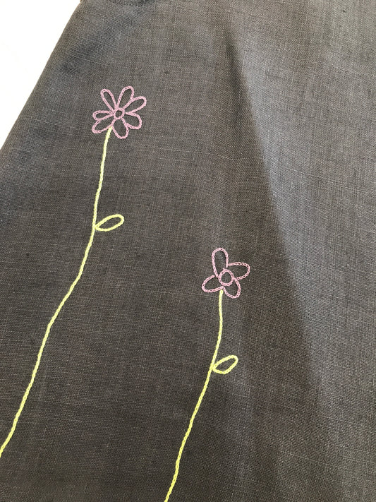 Abito Bonpoint in lino smanicato dal tono marrone scuro con fiori colorati ricamati in basso