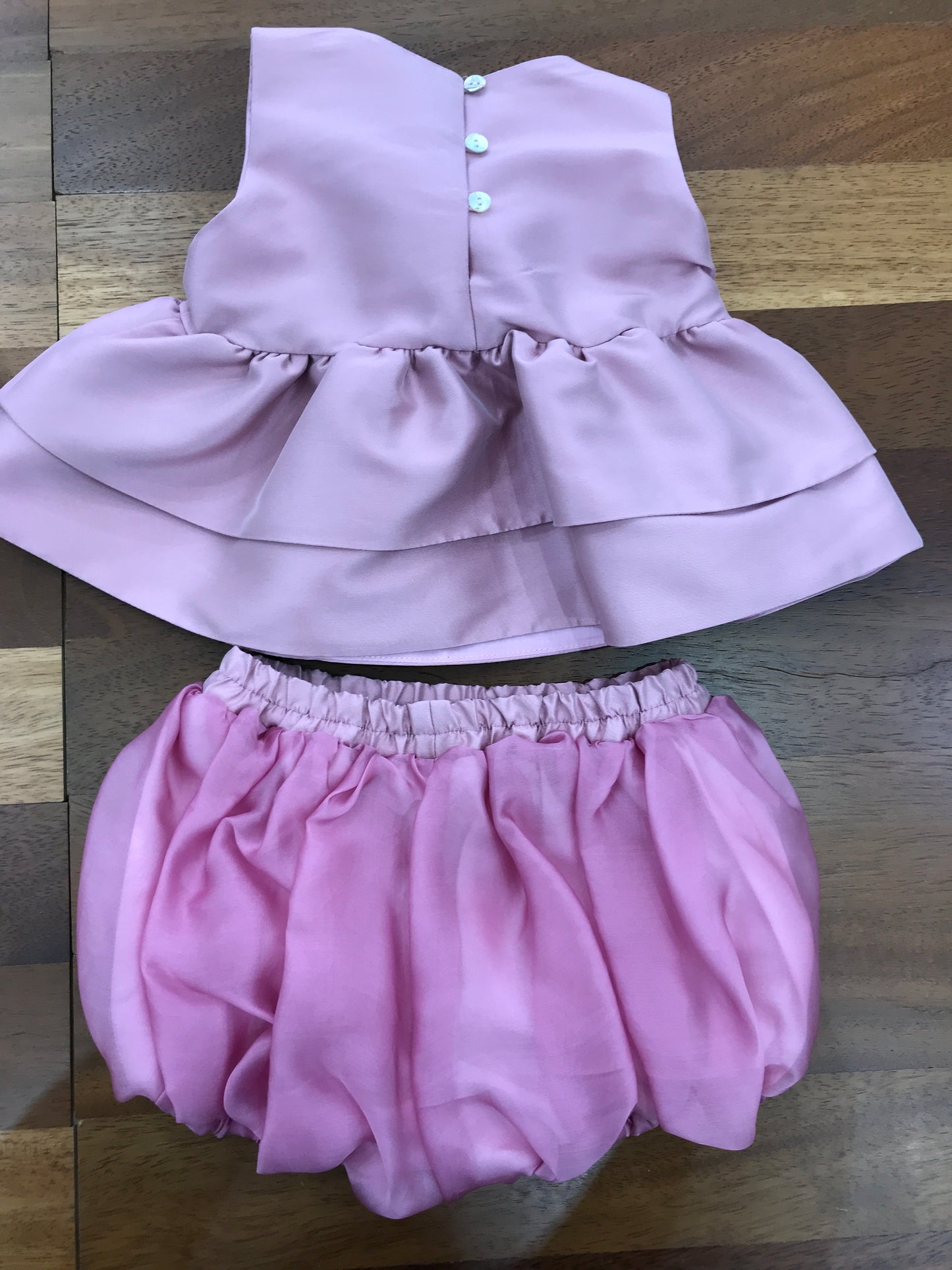 Completo a'lapage in seta e raso blusa con fiore centrale con culotte in seta