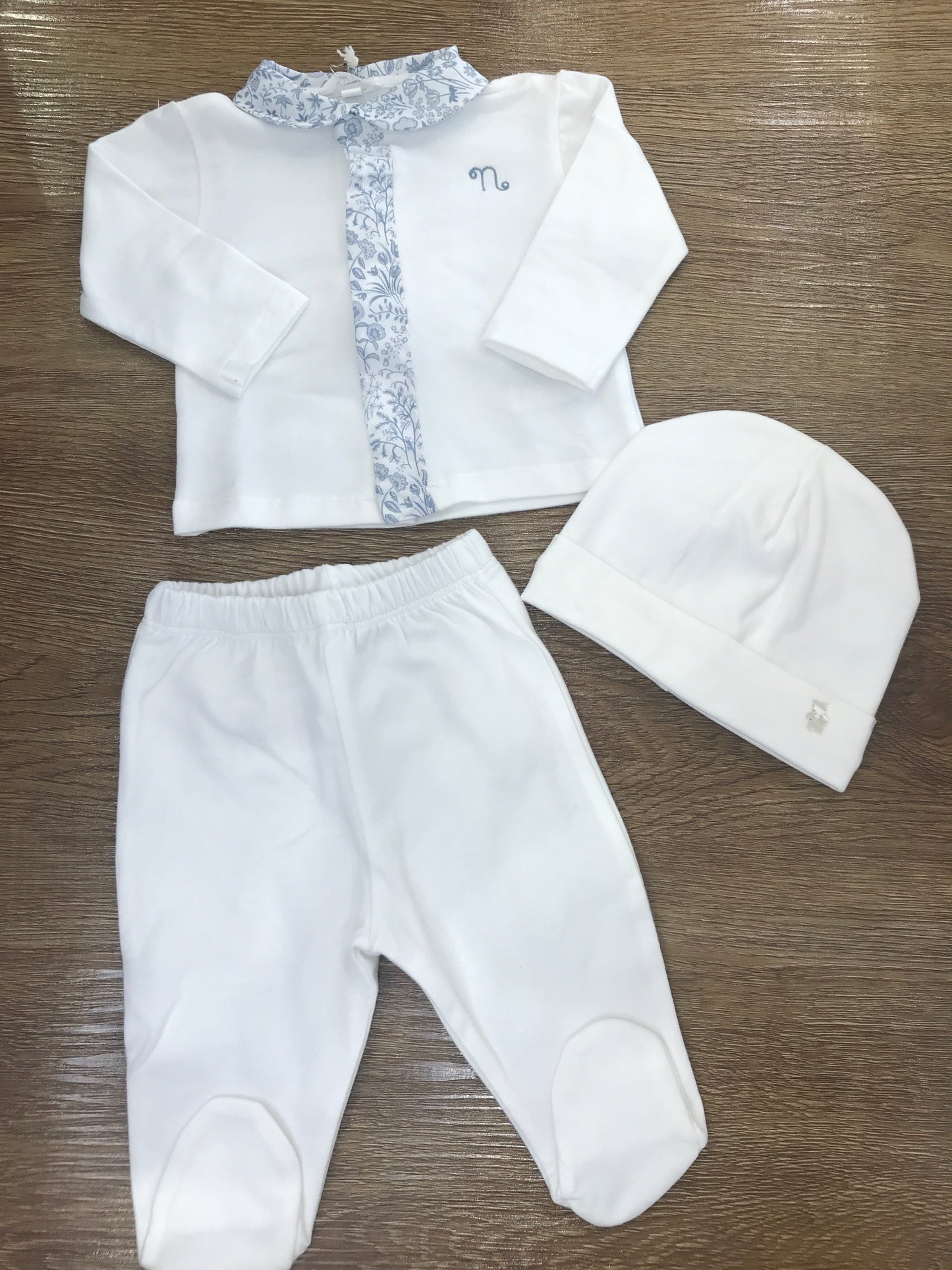 Tutina Nanan due pezzi in caldo cotone con apertura sul davanti rivestita da fiorellini anche sul colletto con cappellino panna basico abbinato