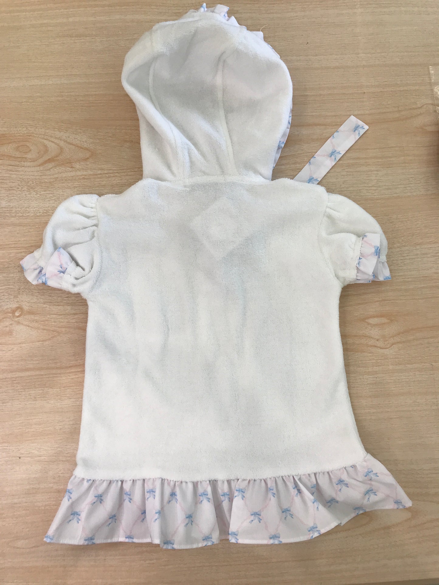 Poncho Fofettes in spugna bianca con rusche bianca con fiocchetti mezza manica con cappuccio