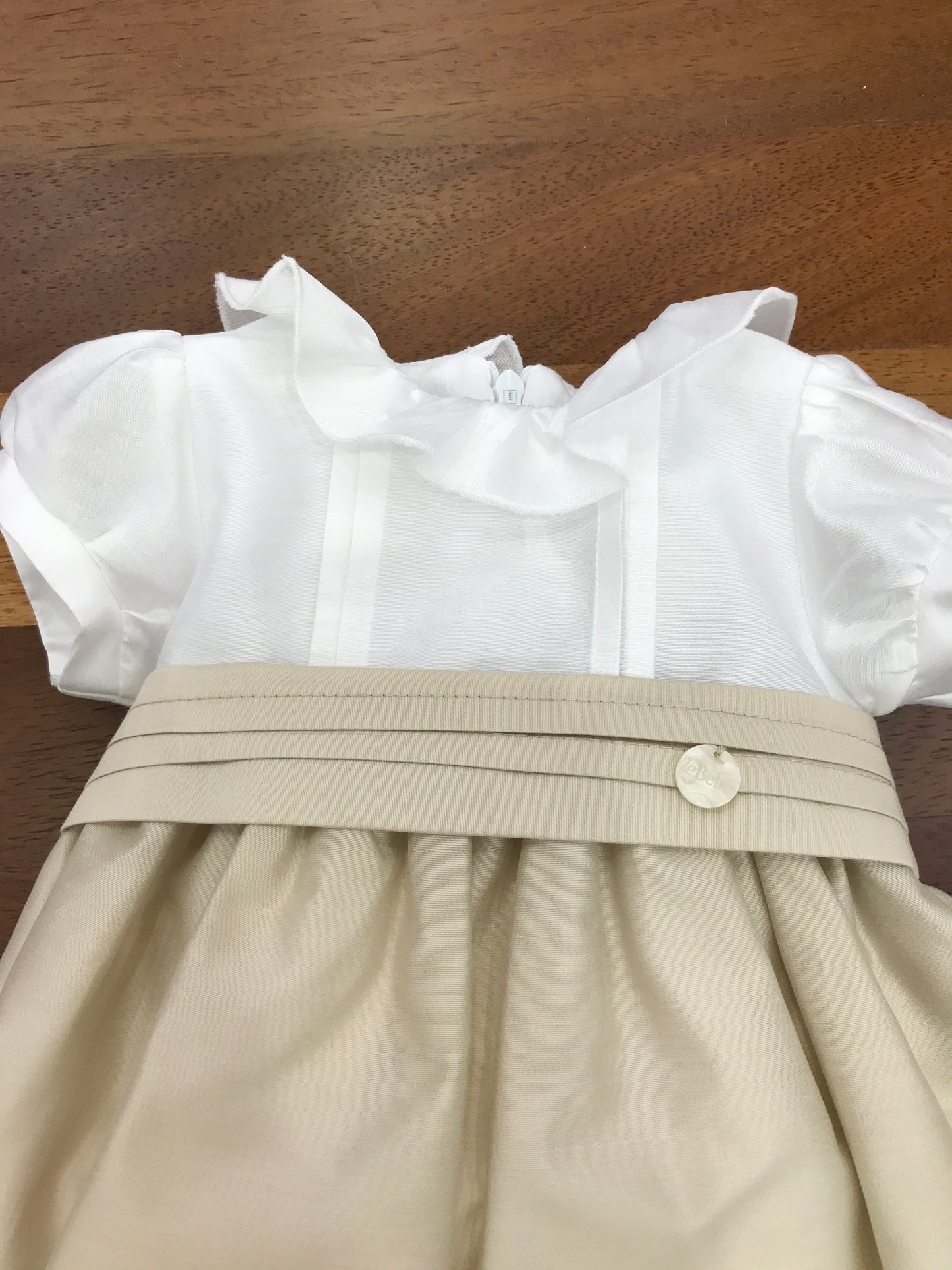 Abito Le Bebè in saten con corpetto bianco spallina a sbuffo e collo con rusche e gonna in beige con fascia con fiocco sul retro