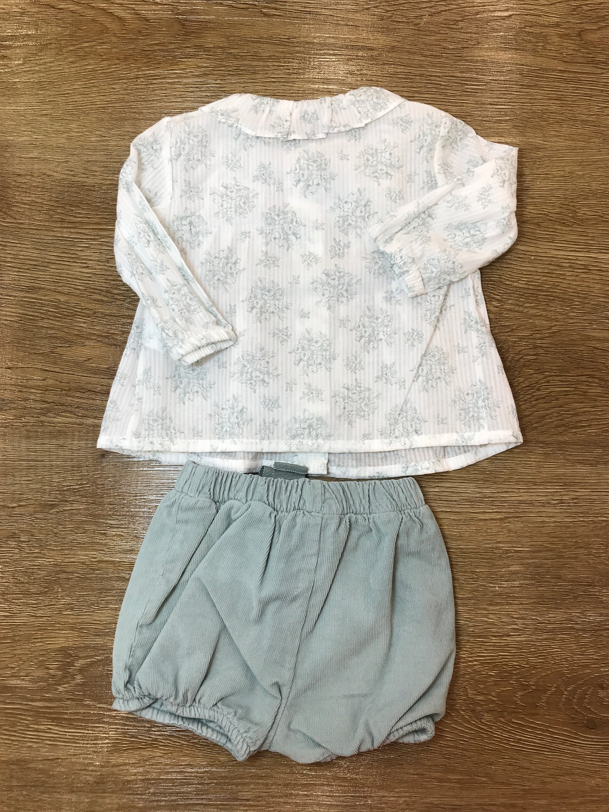 Completo Laranjinha camicia manica lunga con fiorellini verdi e culotte in velluto a coste verde con laccio