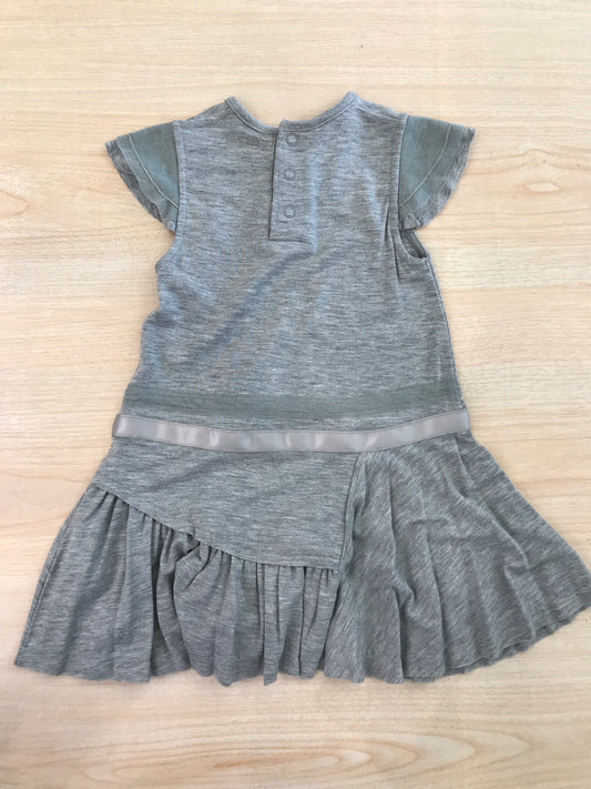 Abito DKNY in cotone grigio mezza manica con gonna a pieghe con applicazione sul davanti e tulle sulle spalline