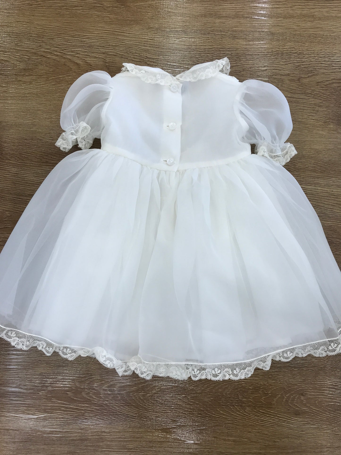 Abito Piccola Giuggiola in organza in seta panna con applicazione di valancienne e rose in 3D ricamate sul davanti con fiocco