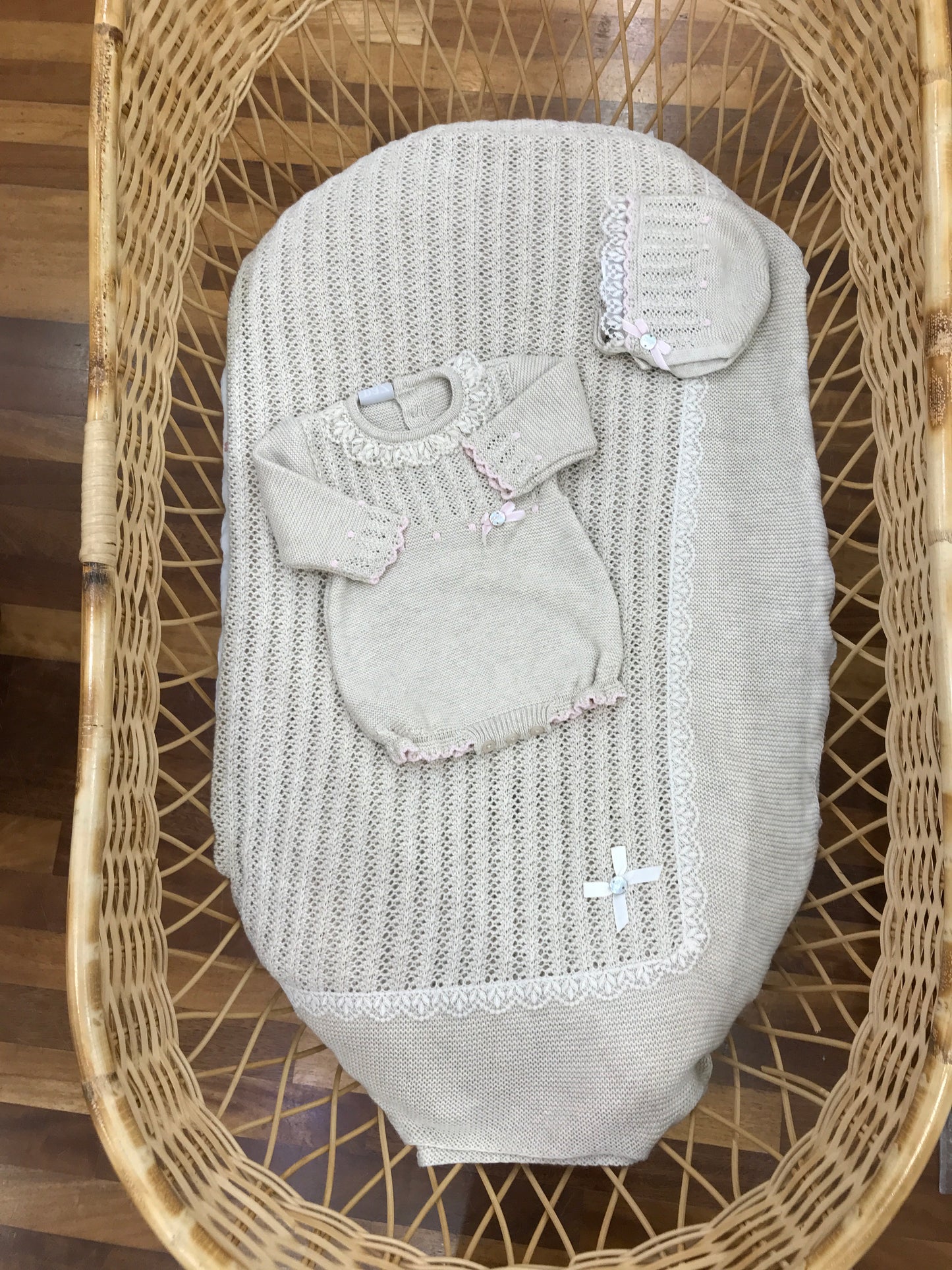 Coordinato nascita Paz Rodriguez in lana tortora traforato con smerlo con rusche in pizzo sia su coperta pagliaccetto e cuffia