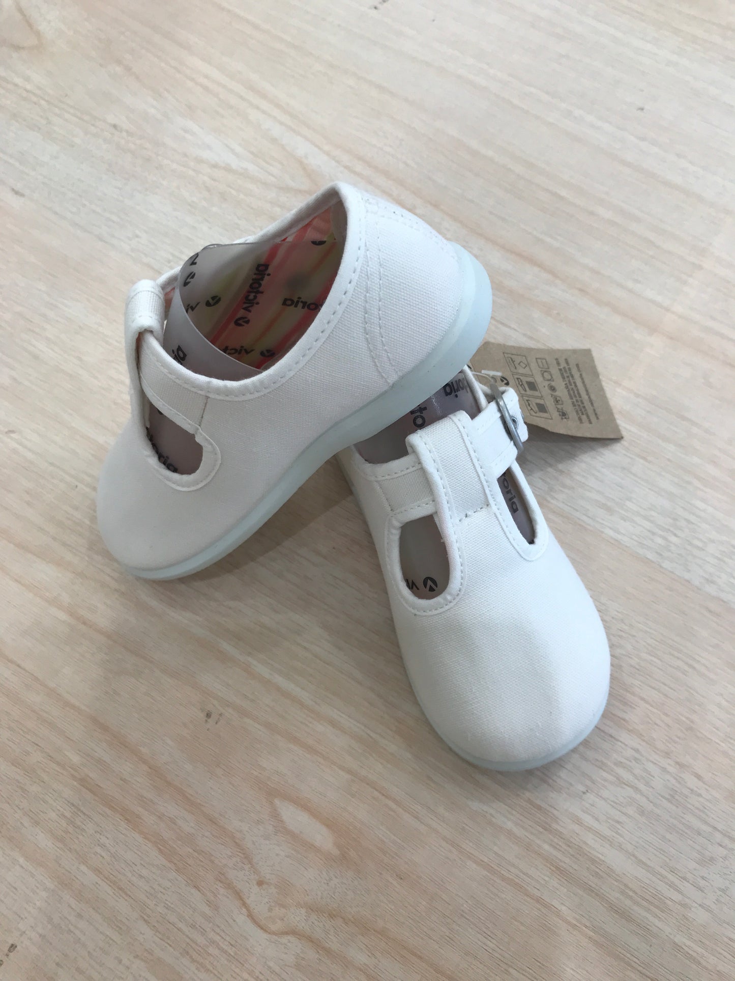 Scarpe Victoria in tela bianche con occhiello e cinturino