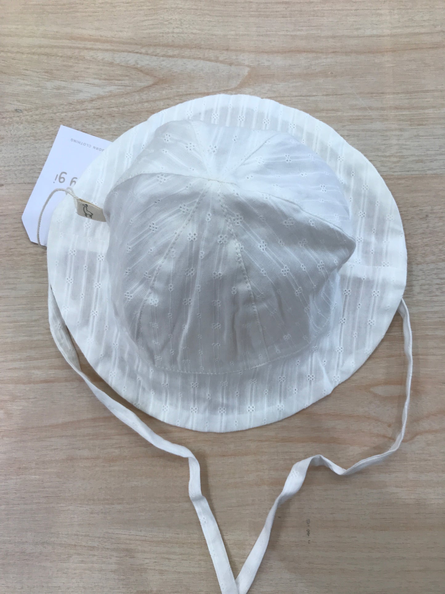 Cappello Baby Gi in cotone con lacci traforato