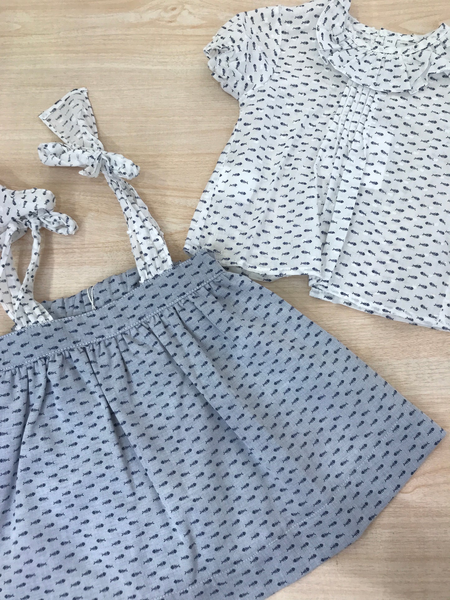 Completo Paloma De La O in cotone camicia mezza manica con rusche con gonna con bretelle con piccoli pesciolini