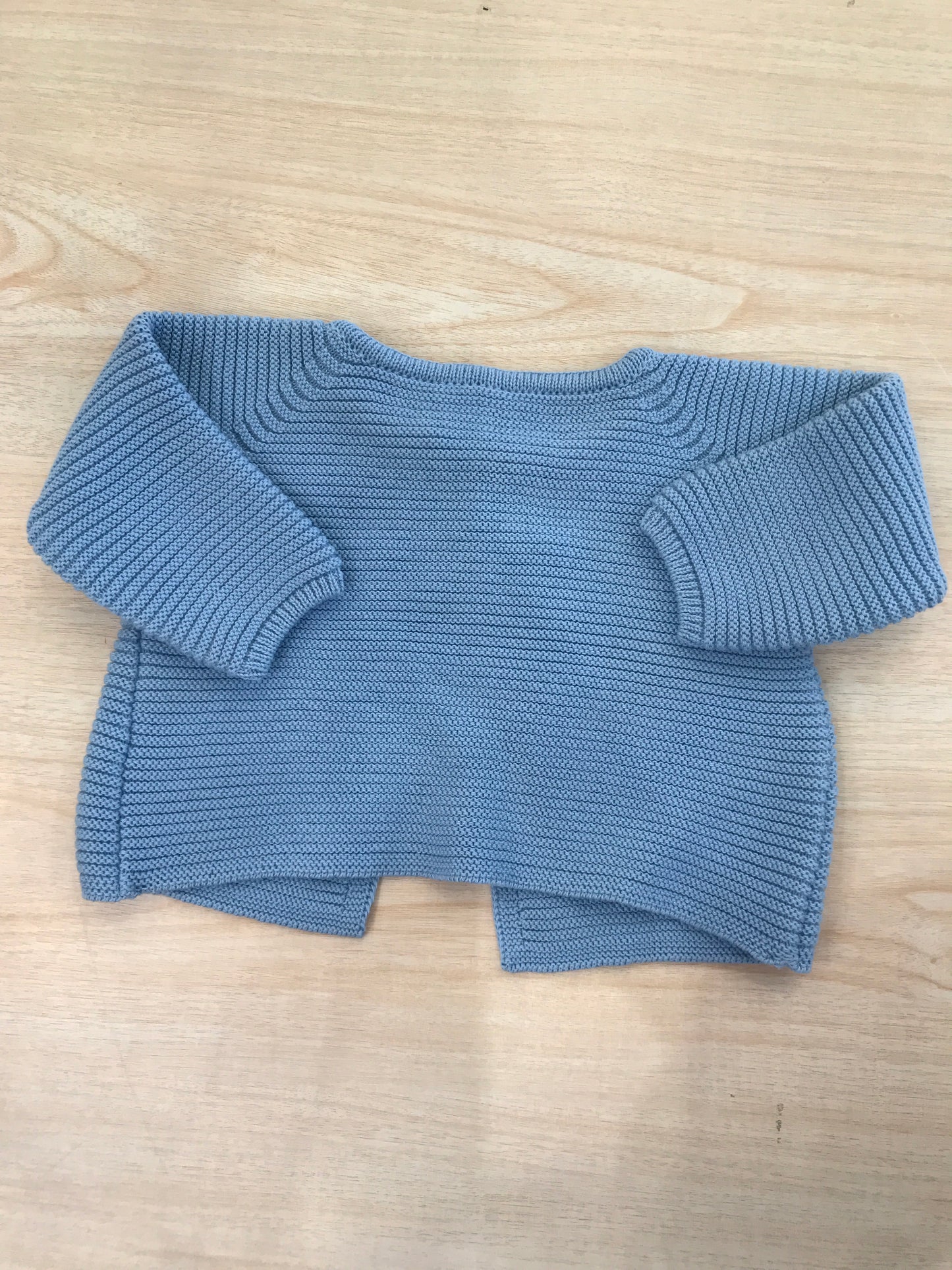 Cardigan Paz Rodriguez in filo azzurrone manica lunga con due bottoncini e pois ricamati lateralmente alla chiusura