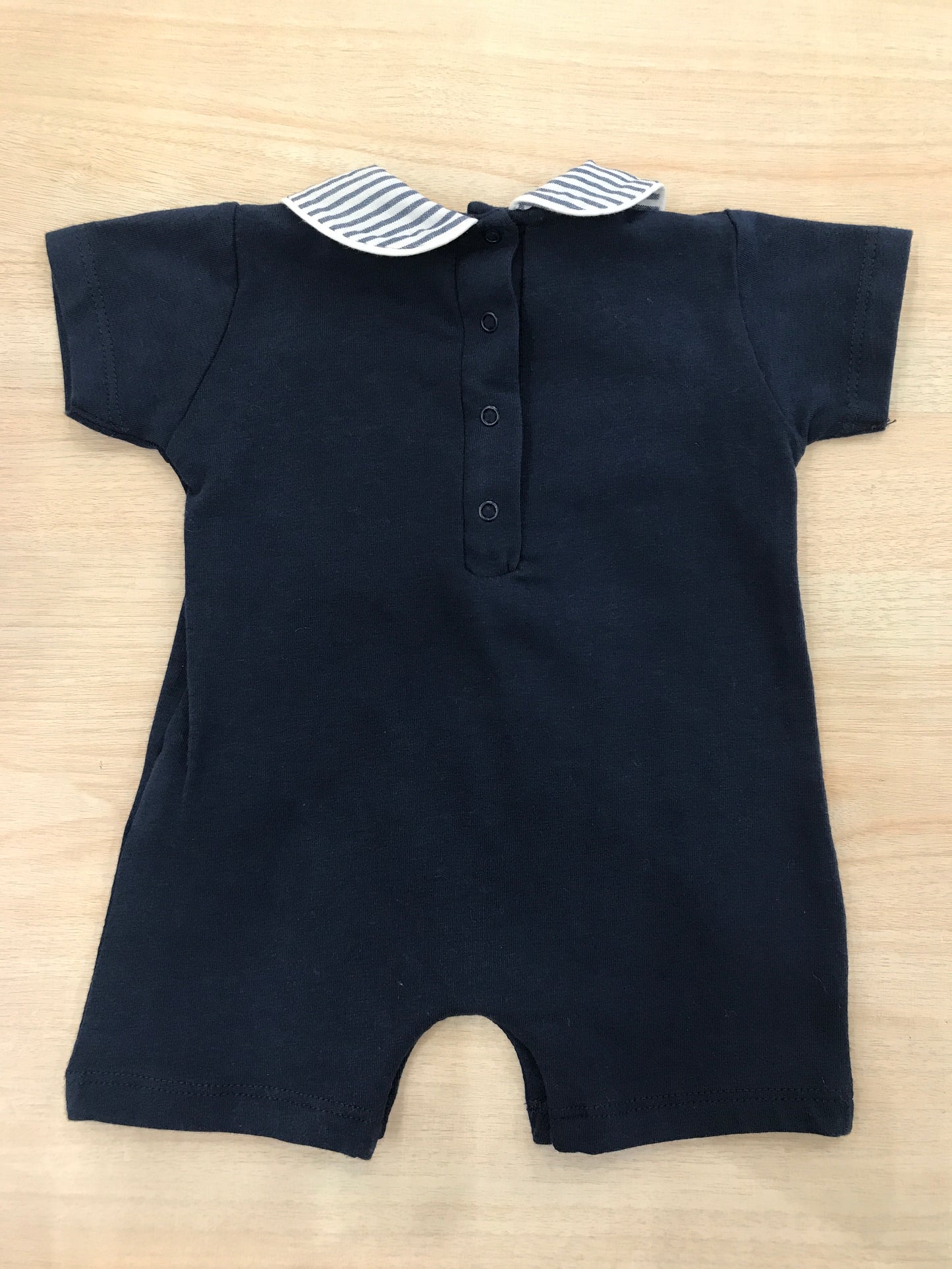 Pagliaccetto Coccodè in cotone blu scuro con collo tondo a righe con topolino applicato sul davanti