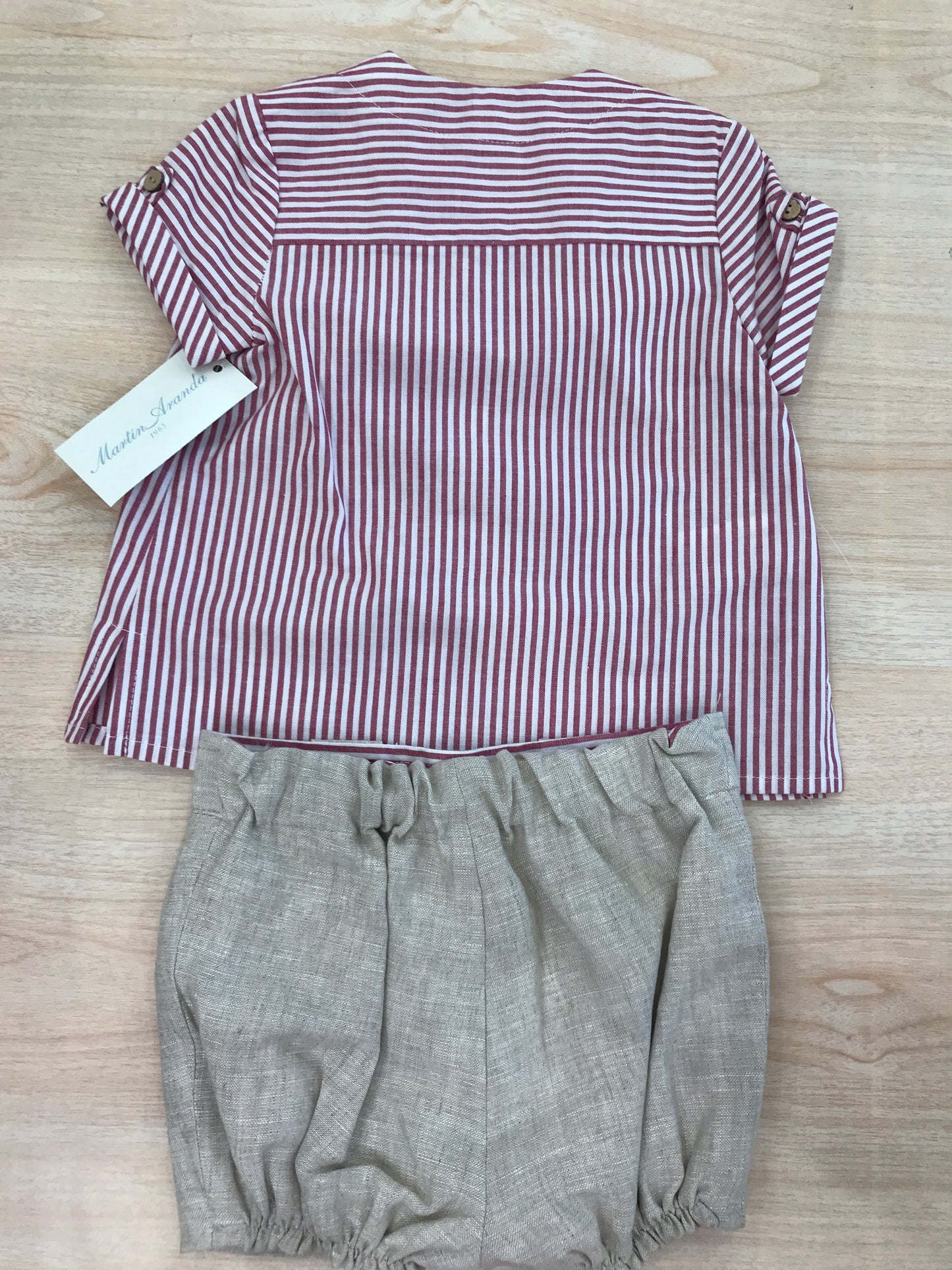 Completo Martin Aranda camicia mezza manica a righe bianche e rosse con pantalone corto tortora