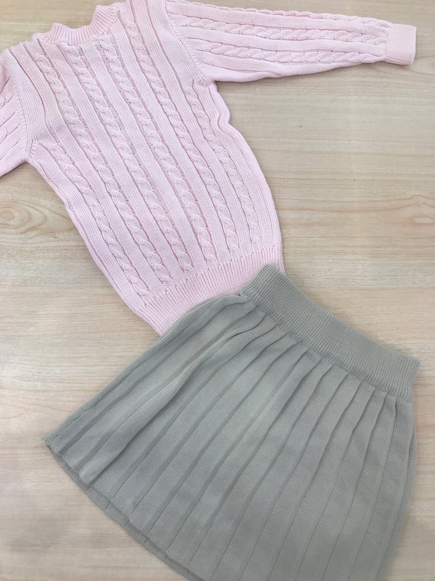 Completo Bebè di Almy in filo maglioncino rosa con trecce manica lunga con fiocchetto con gonnellina plissettata