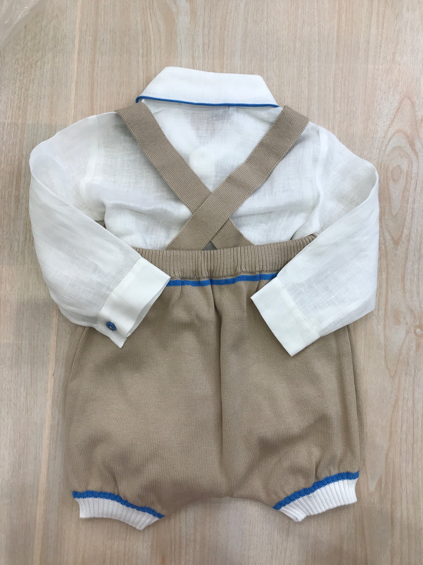 Completo Colori Chiari in filo salopette tortora con bretelle con camicia manica lunga in lino bianco