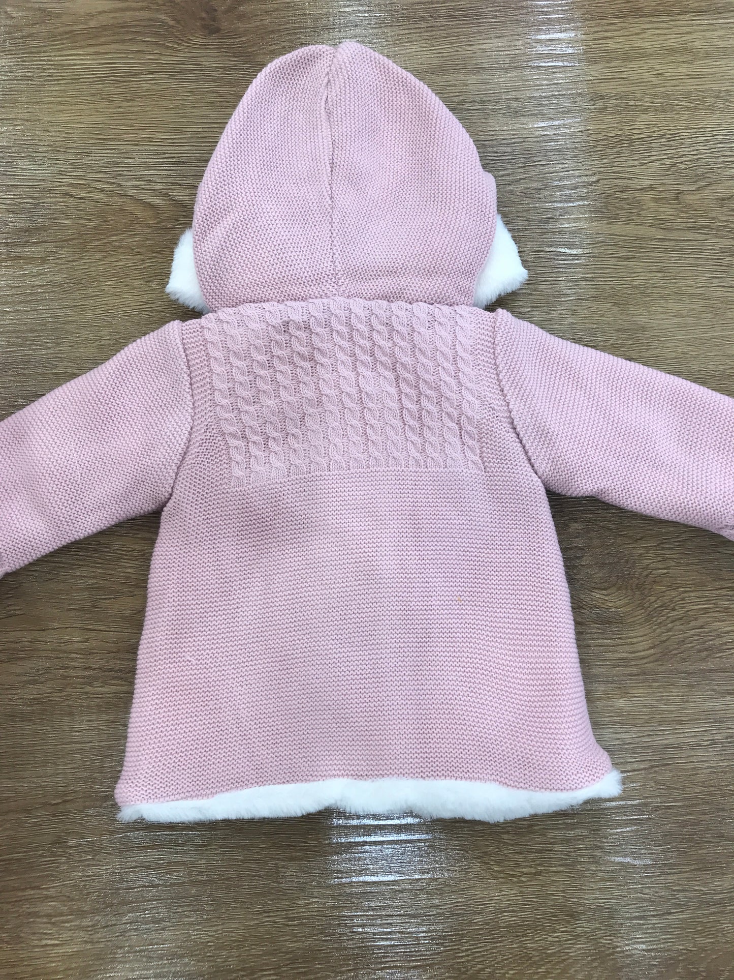 Cappotto PCS rosa con pelliccia intera bianca con lavorazione di trecce e due piccoli fiocchetti