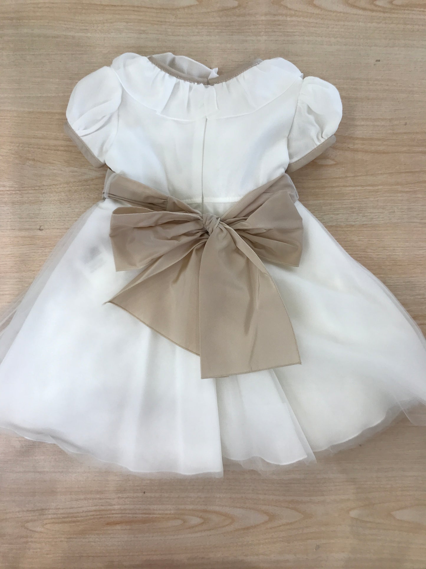 Abito Aletta in tulle mezza manica a sbuffo con collo con rusche rifinito in tortora con fascia tortora e fiocco sul retro
