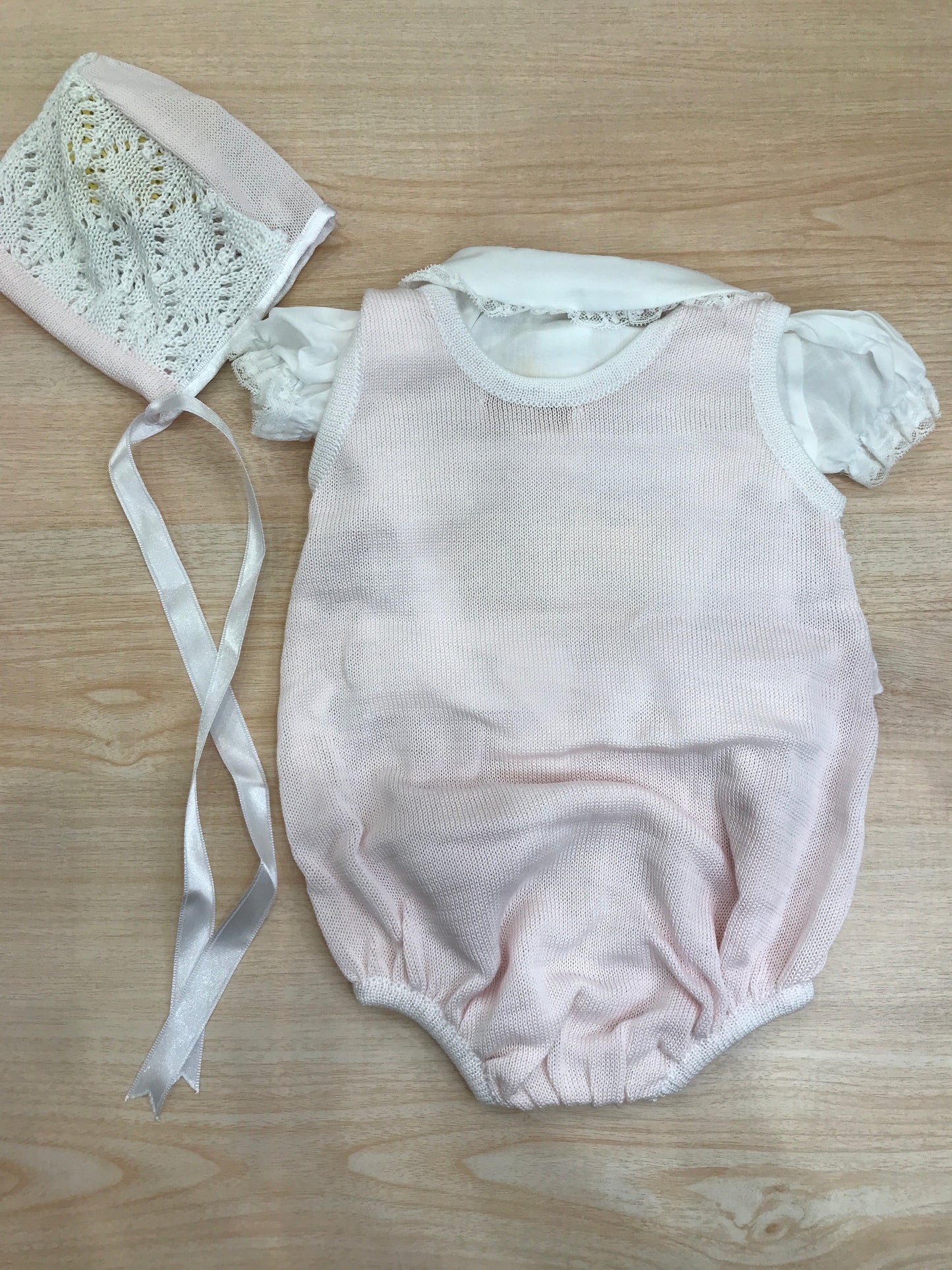 Pagliaccetto Ladia in filo traforato in rosa e bianco con camicina abbinata a sbuffo e cuffietta bianca e rosa traforata con laccio
