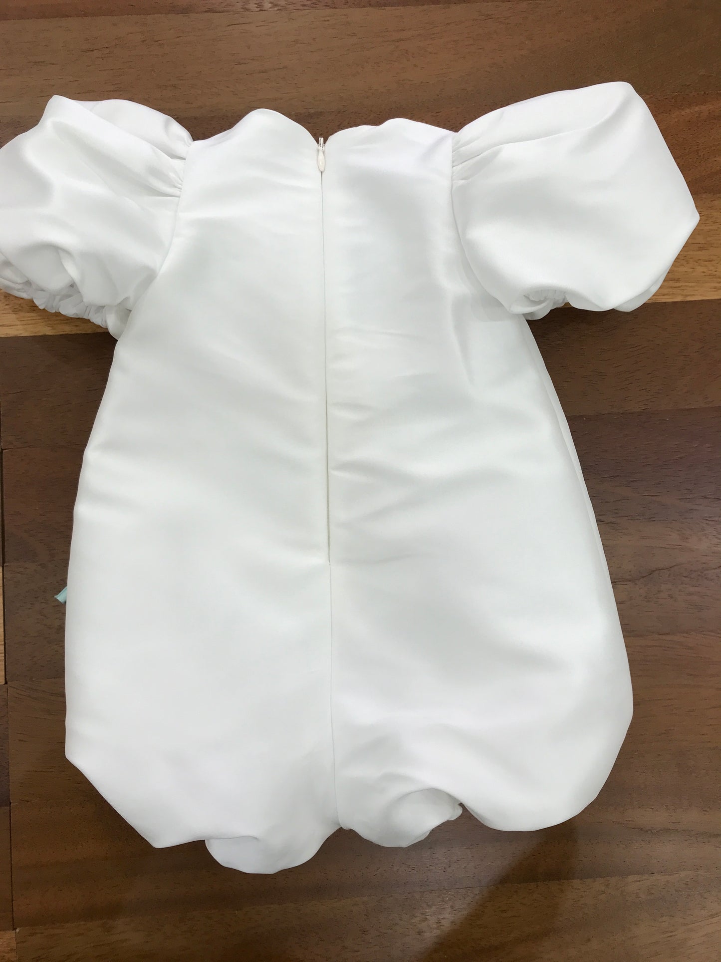 Pagliaccetto a'lapage in seta manica a sbuffo con fiori in tulle e stelo con zip sul retro