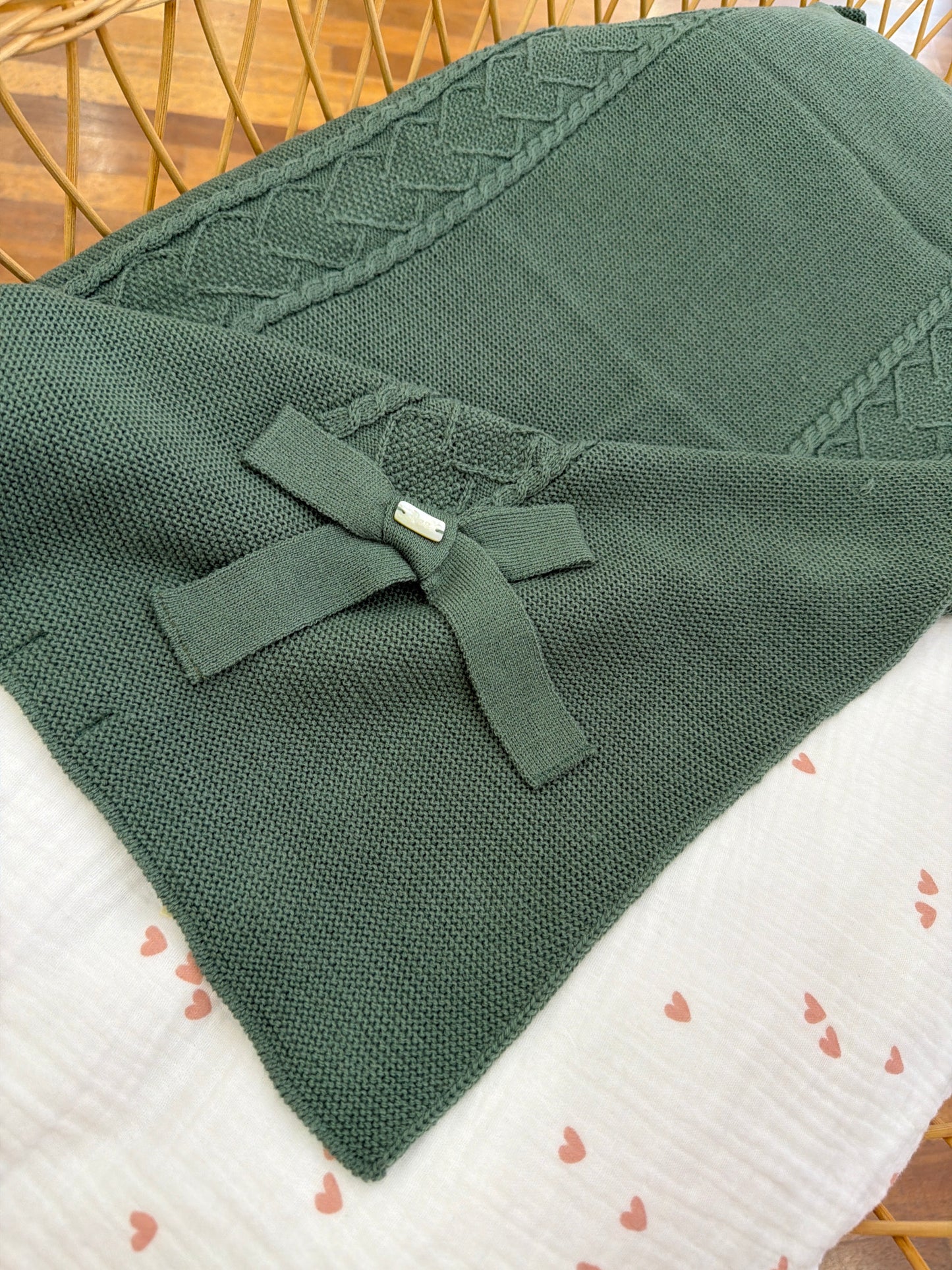 Coperta PCS con lavorazione centrale di trecce e cuori ricamati con fiocco laterale