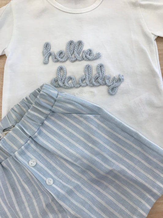 Completo Nanan due pezzi t-shirt mezza manica con scritta in rilievo con bermuda a righe bianche e celesti
