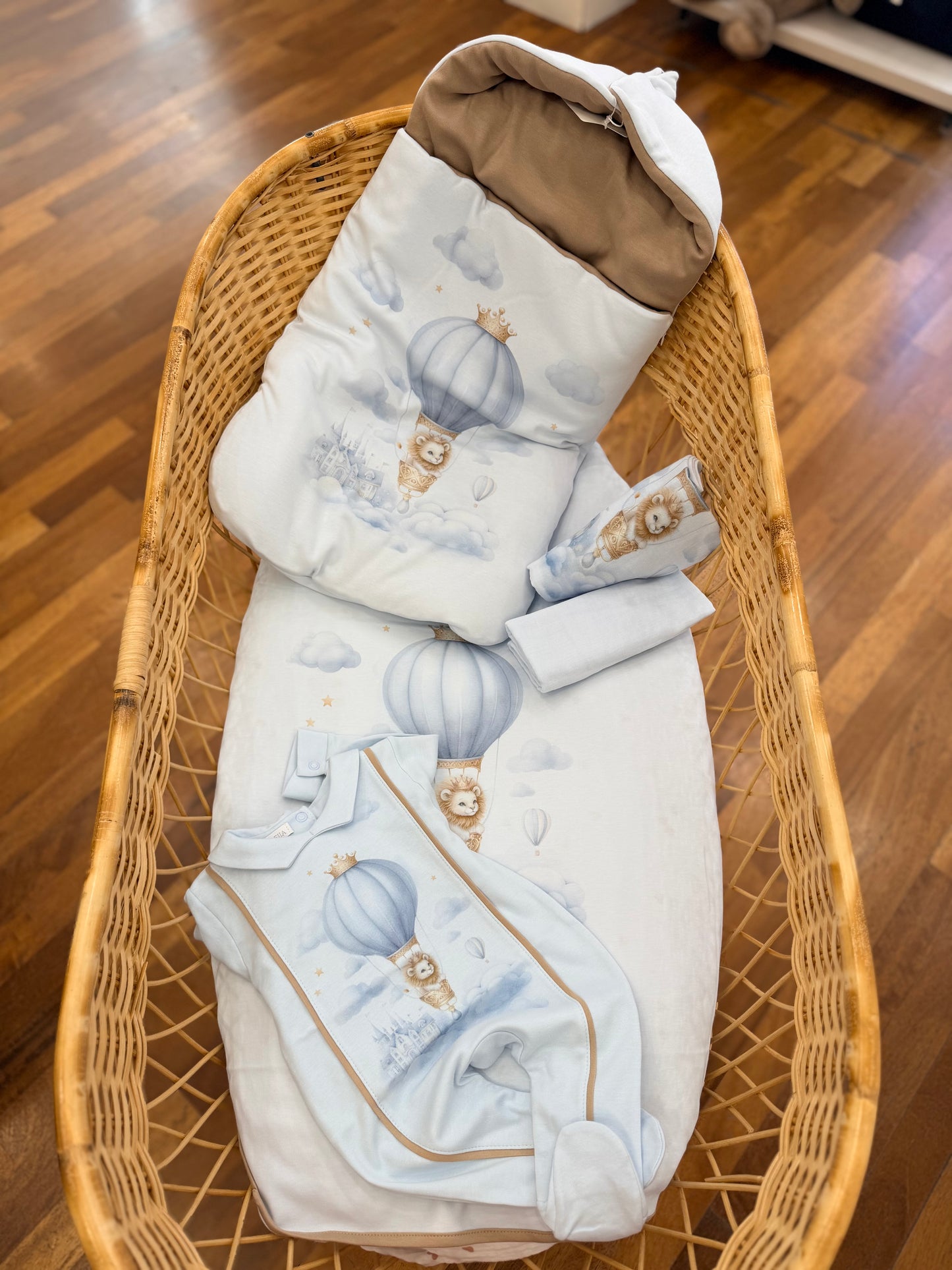 Coordinato Sofija in caldo cotone celeste con mongolfiera e leone