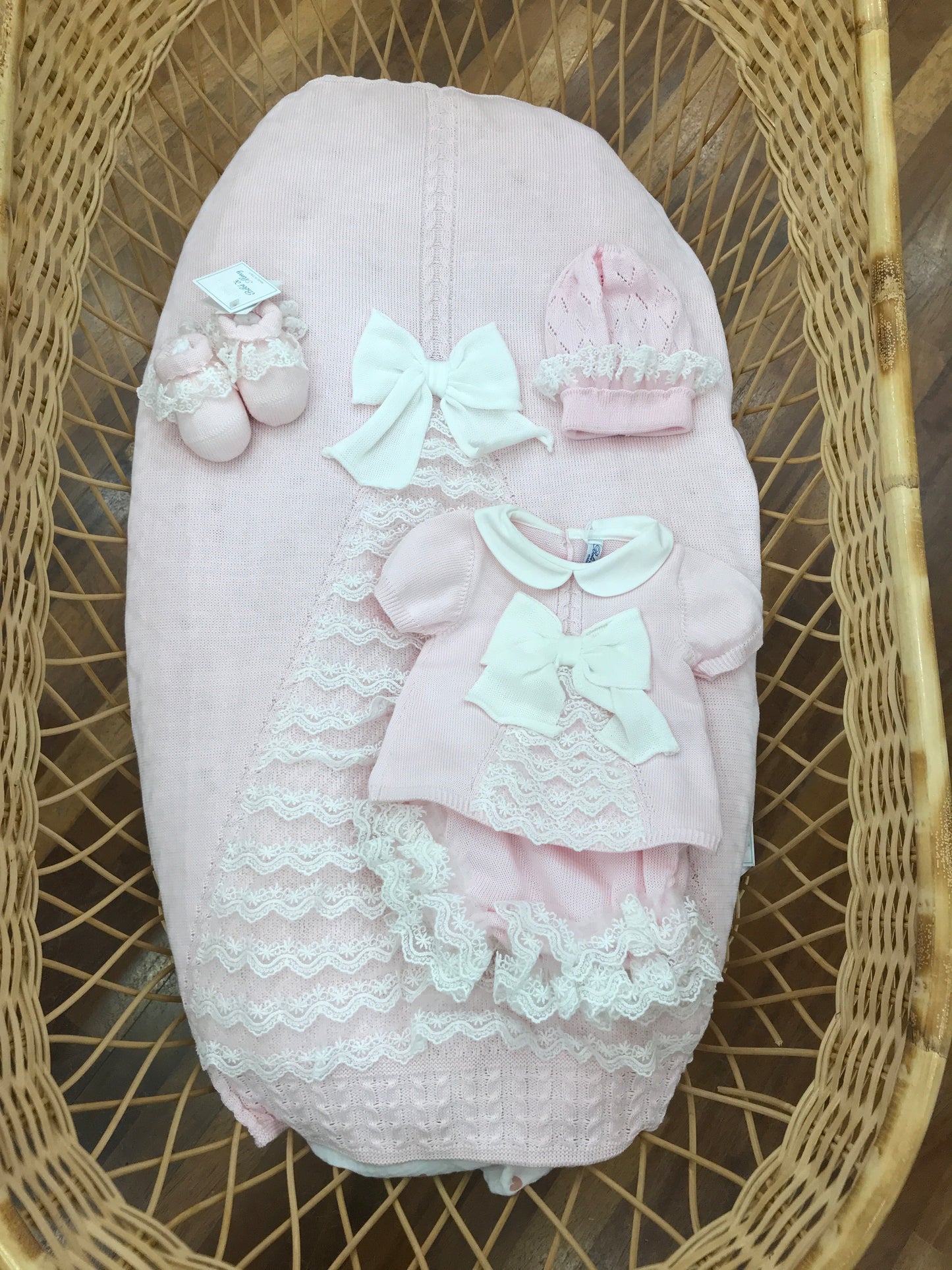 Coordinato nascita Bebè di Almy in filo rosa con fiocchi e pizzo ricamato