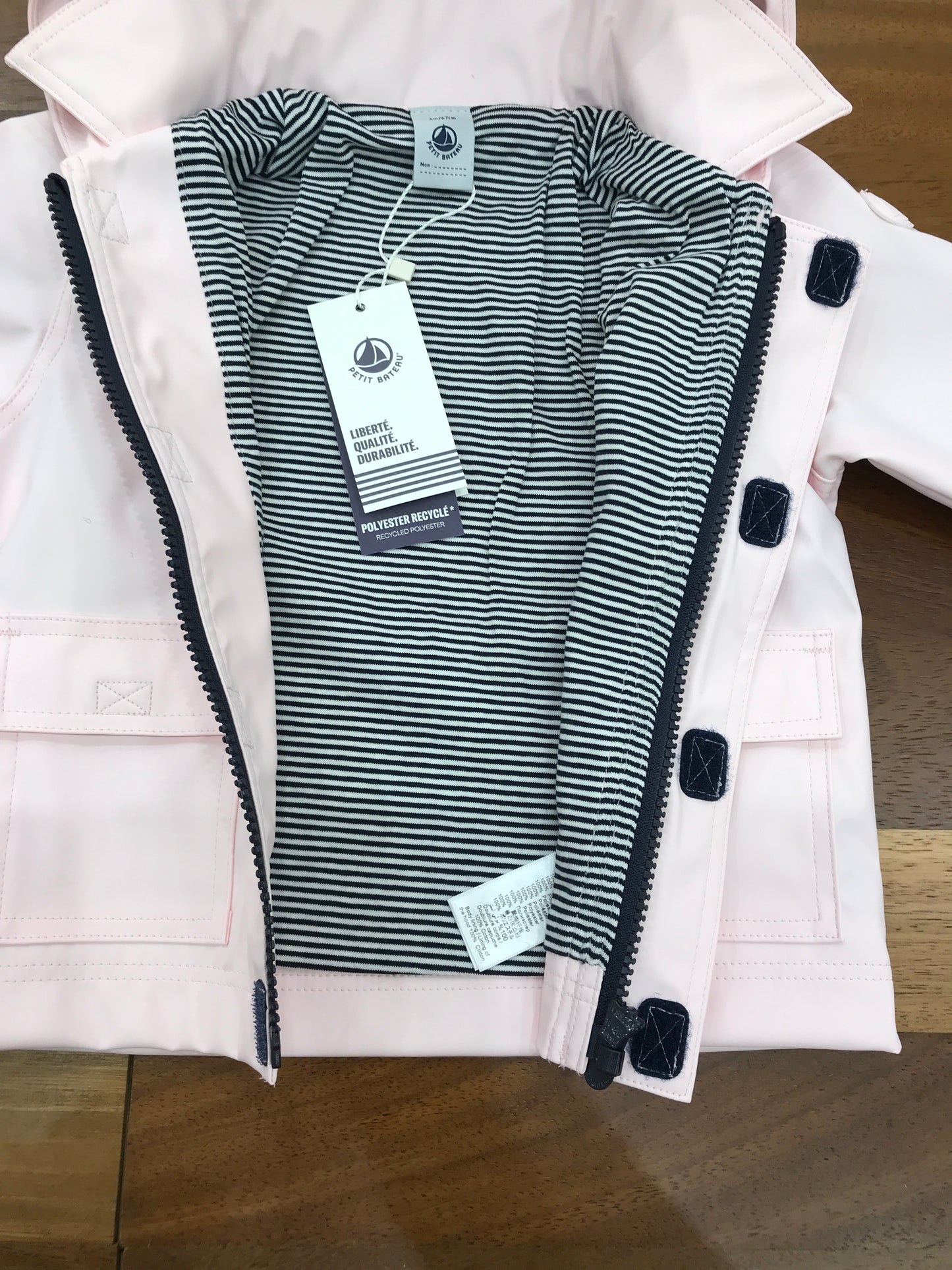 Giubbotto Impermeabile Petit Bateau rosa con cappuccio con zip e strappo e tasche sul davanti