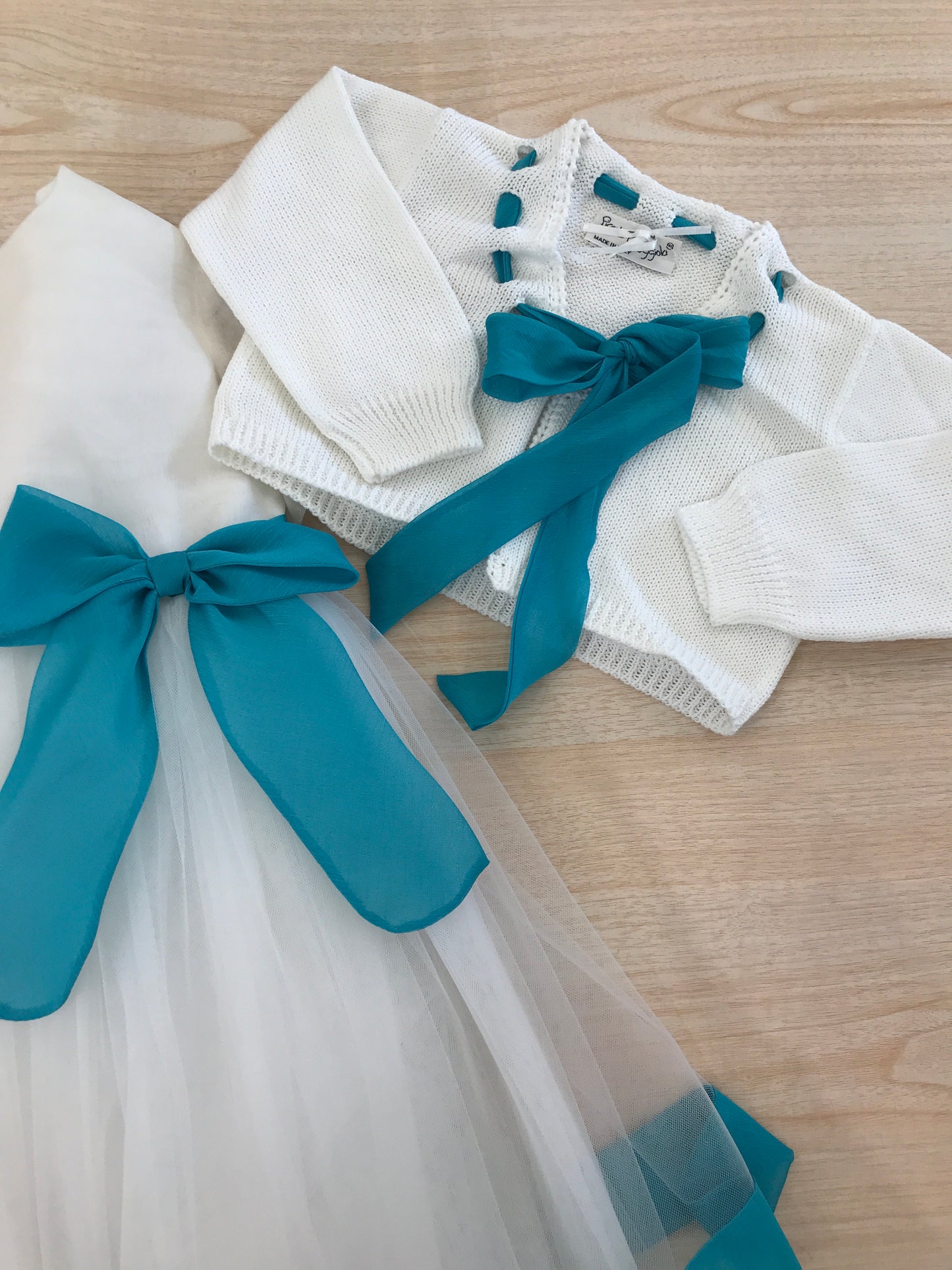 Abito Piccola Giuggiola in tulle bianco mezza manica con fiocchetti sul davanti con cardigan di filo con fiocchetto