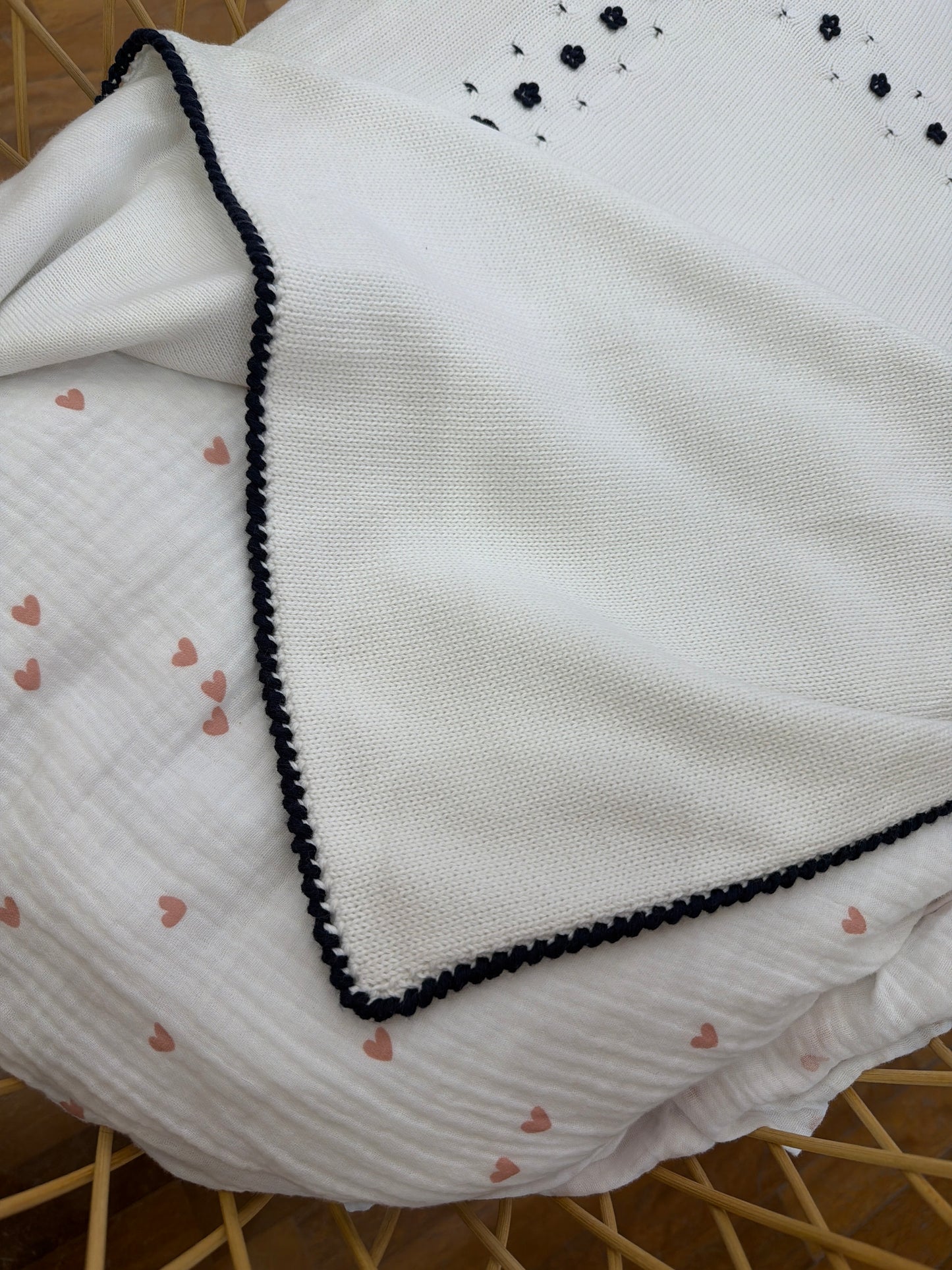 Coperta Colibrì in filo bianca con bordo rifinito in blu scuro con riquadro creato da fiorellini e pois blu
