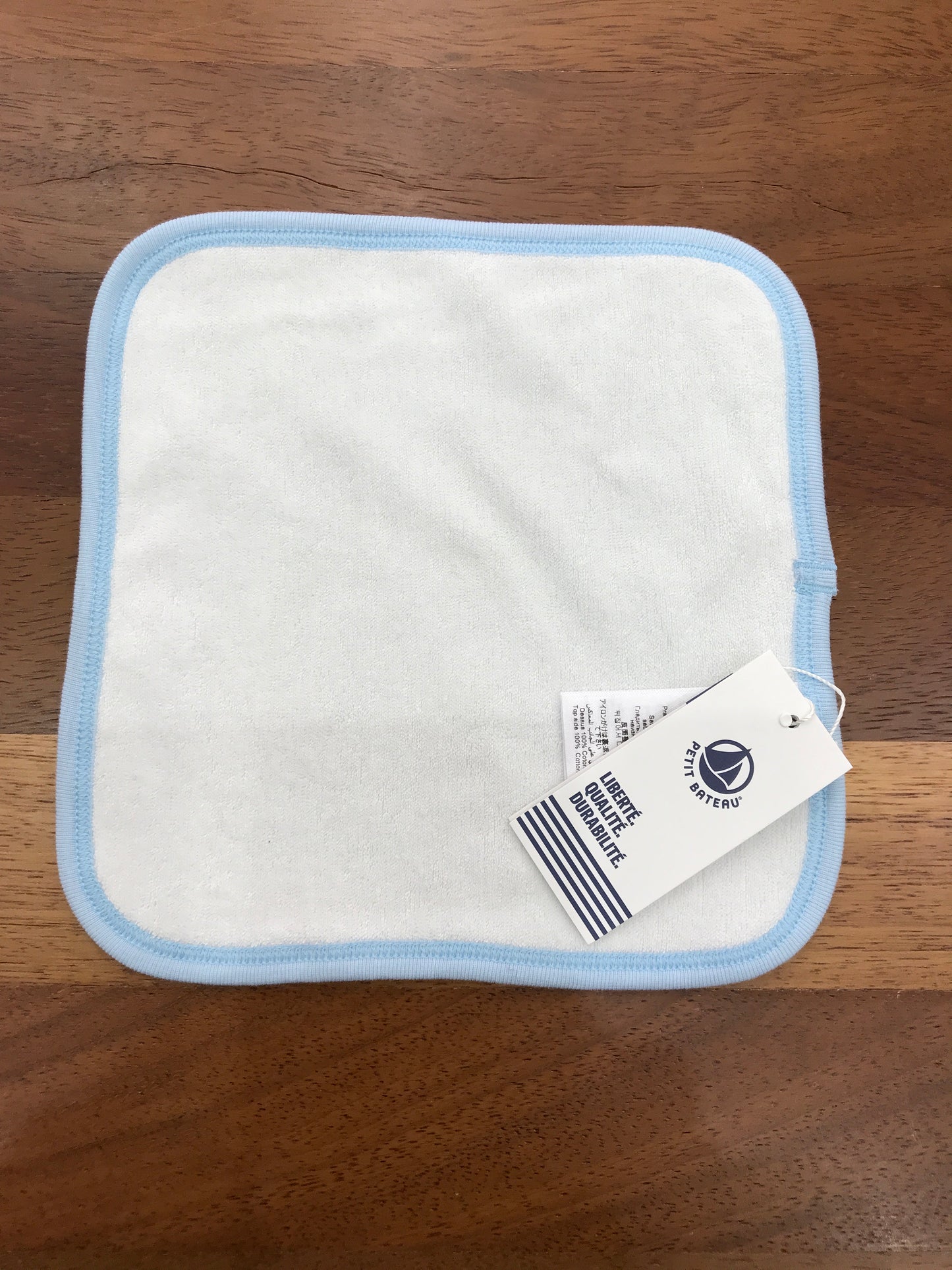 Telo Petit Bateau in cotone e spugna celeste con balene bianche
