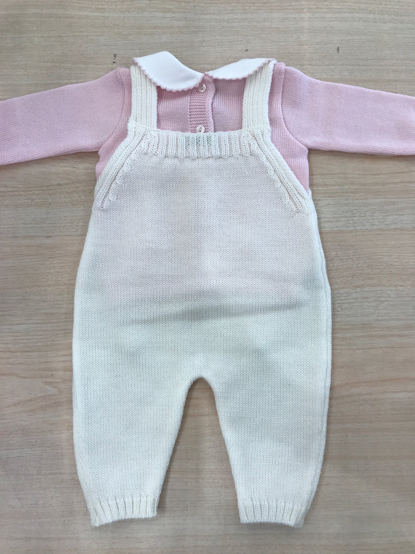 Tutina Baby Lord in lana salopette con bretelle panna e roselline ricamate a mano con maglietta rosa manica lunga