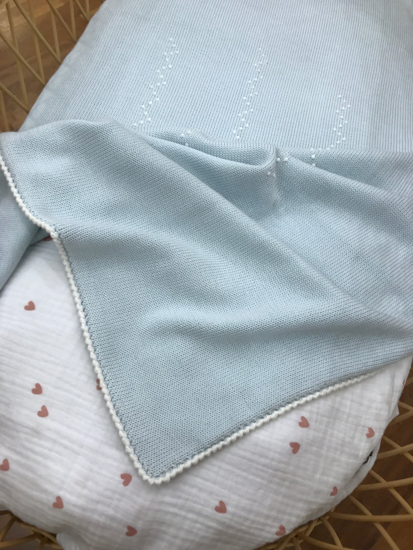Coperta Colibrì in filo celeste con bordo ricamato in bianco con lavorazione di piccoli pois bianchi