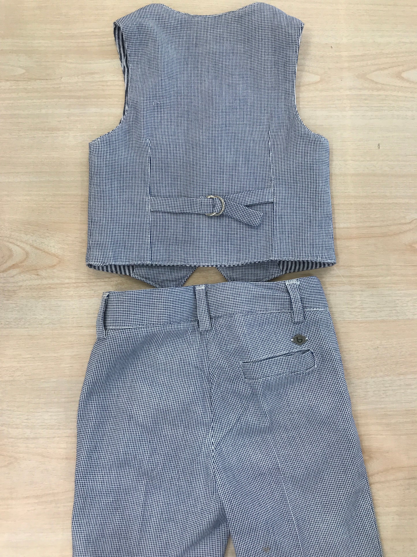 Completo Byblos gilet con bermuda a righe bianche e blu con tasche e bottoncini