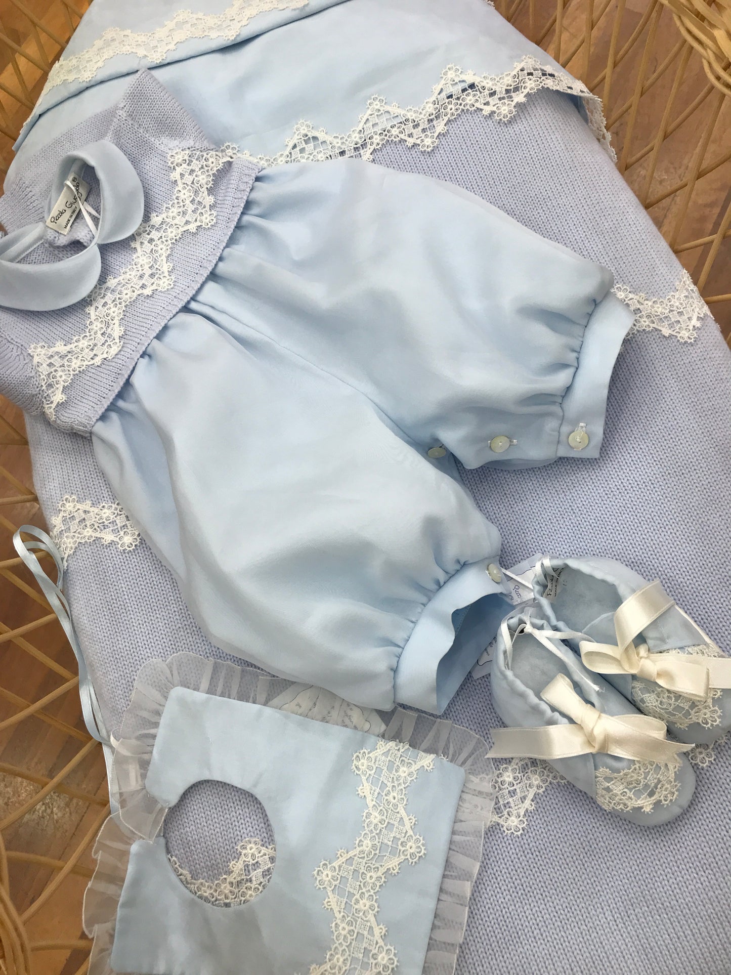 Coordinato Piccola Giuggiola nascita neonato in lana coperta con bordo con organza e centrale pizzo pagliaccetto corpetto in lana con pizzo e sotto organza