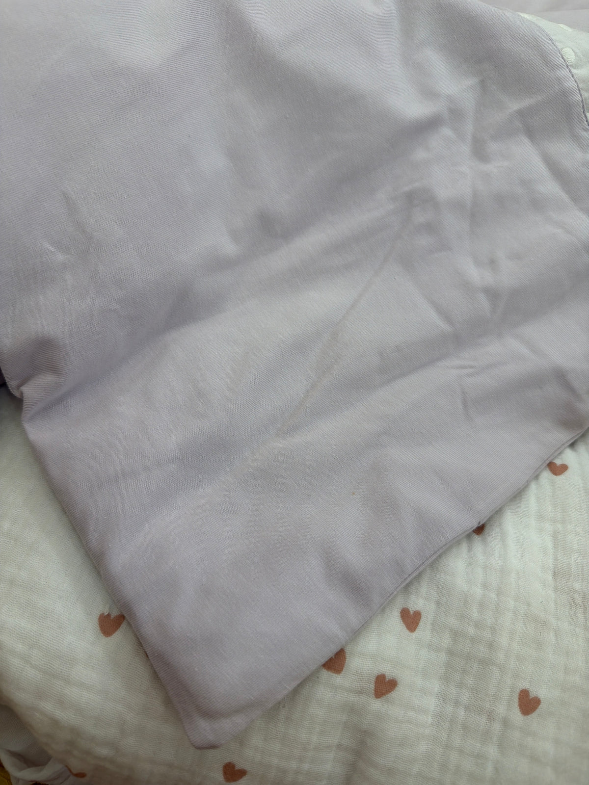 Coperta Coccodè in caldo cotone lilla con fascia con pois centrale e fiocchetto