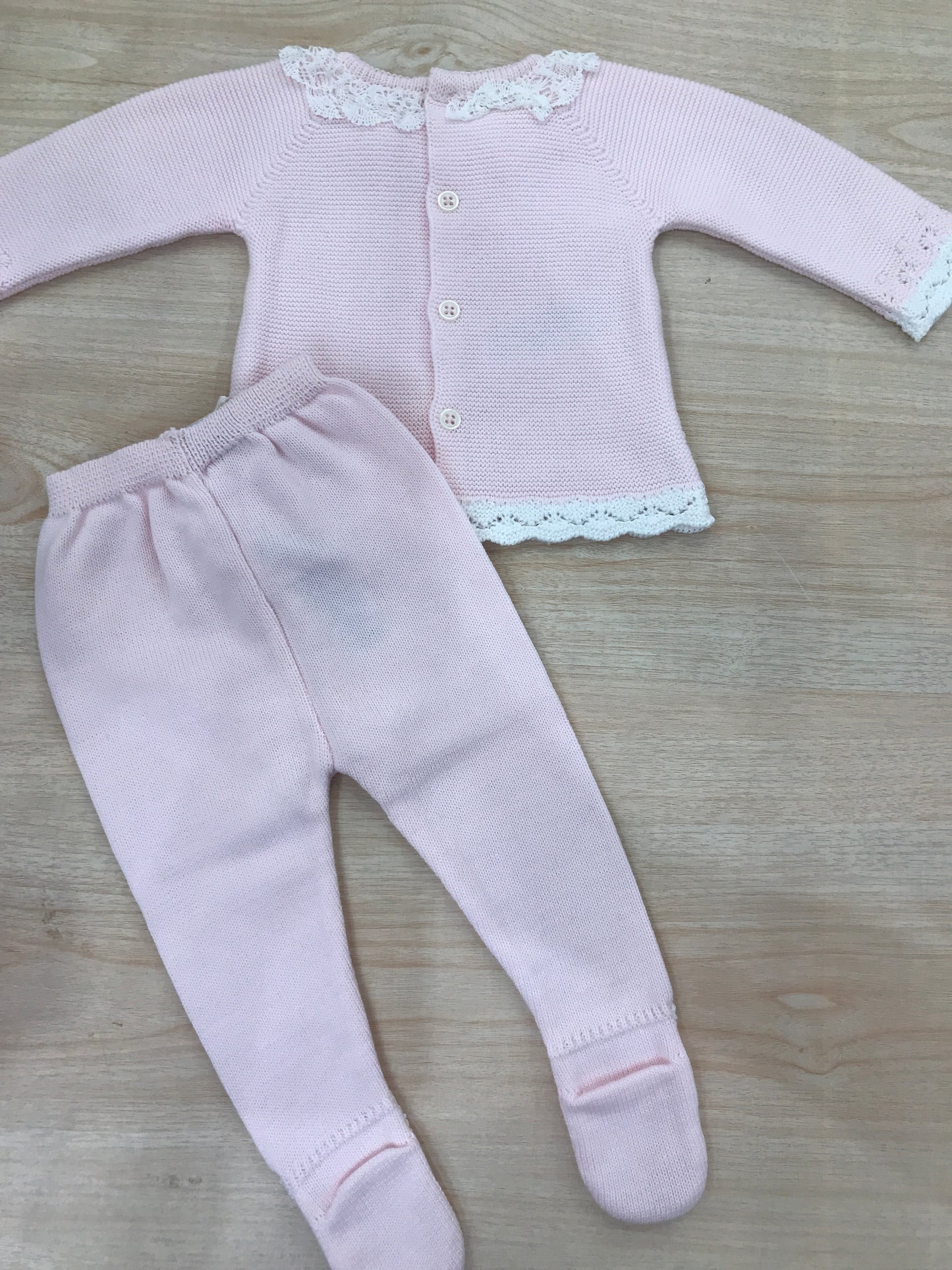 Tutina Paz Rodriguez in filo rosa manica lunga gamba lunga con ricami in bianco con pizzo al colletto e fiocchetto laterale