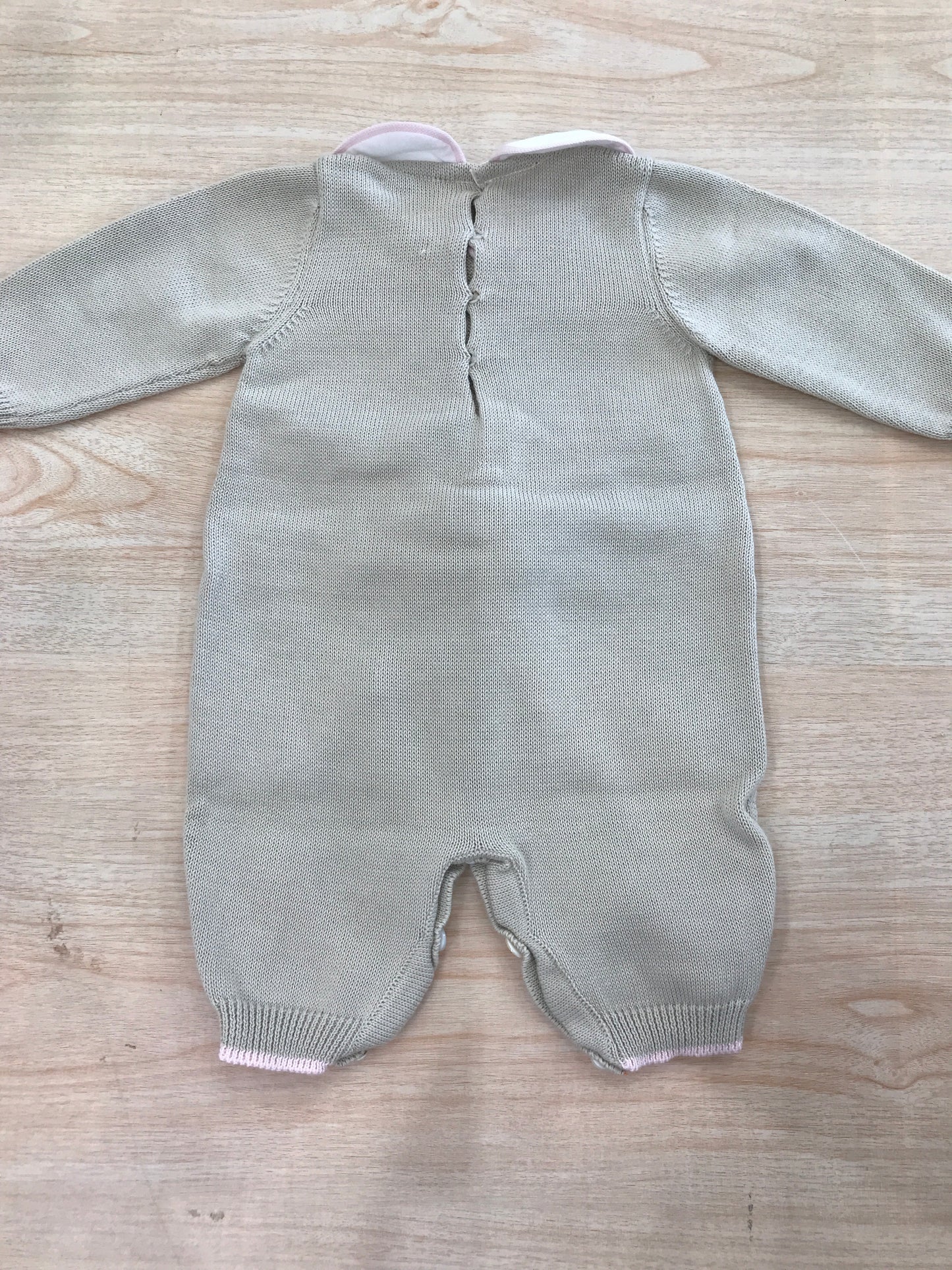 Tutina Bebè di Almy in filo tortora con rifiniture rosa con passanastro e fiocco rosa al centro