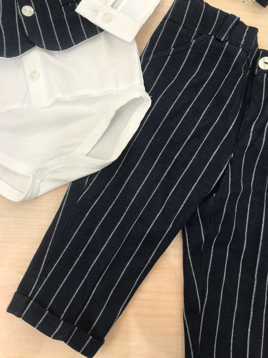 Completo Coccodè in cotone pantalone lungo panciotto blu scuro a righe con camicia bianca a body con papillon abbinato