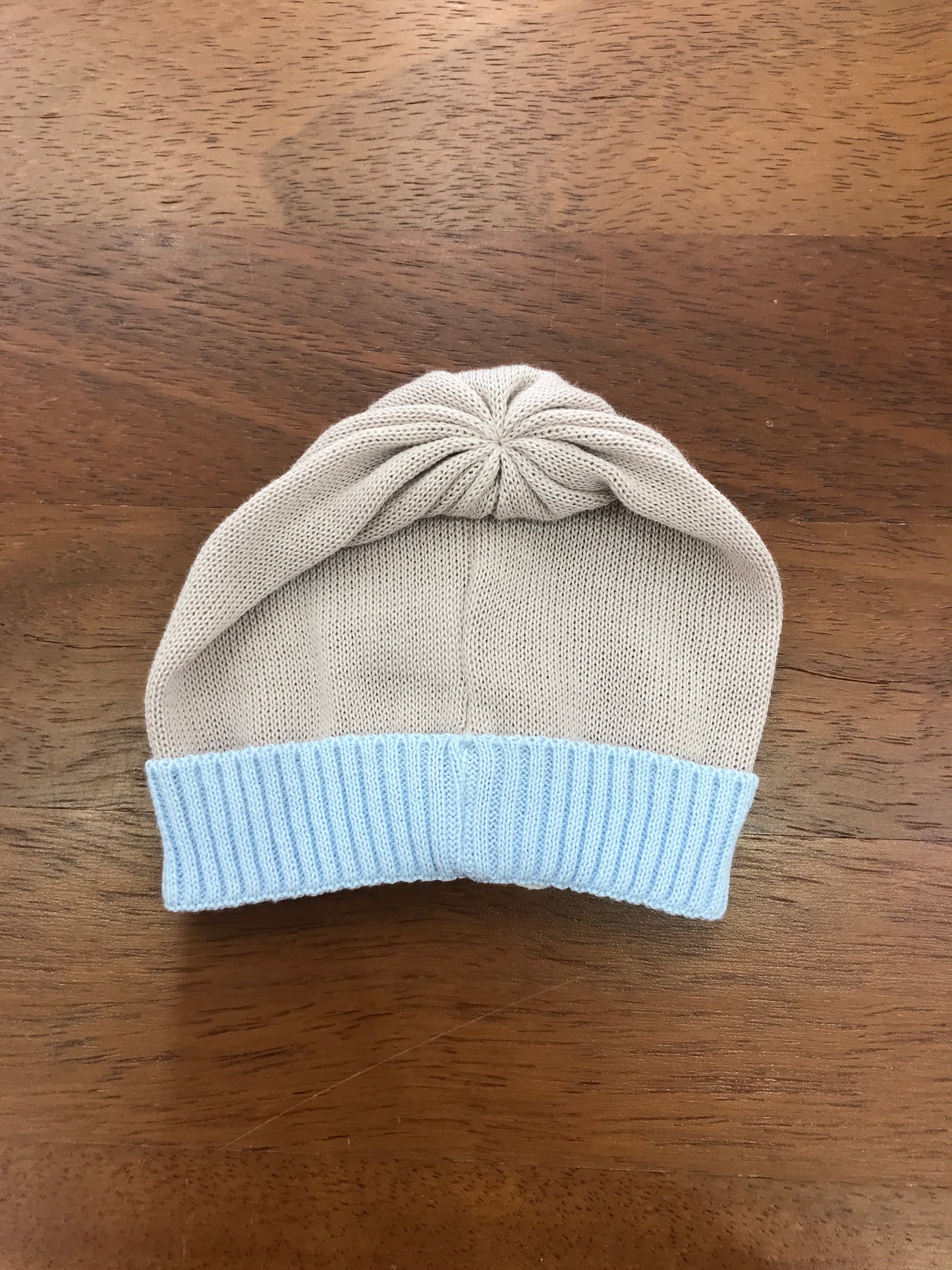 Cappello Baby Lord in filo tortora con risvolto celeste con pois e fiocchetto ricamati a mano