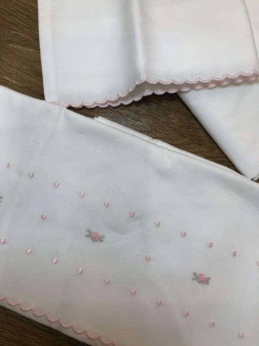 Lenzuolino Pepecè in cotone composto da sotto con angoli federa e lenzuolino che presenta roselline e pois in rosa