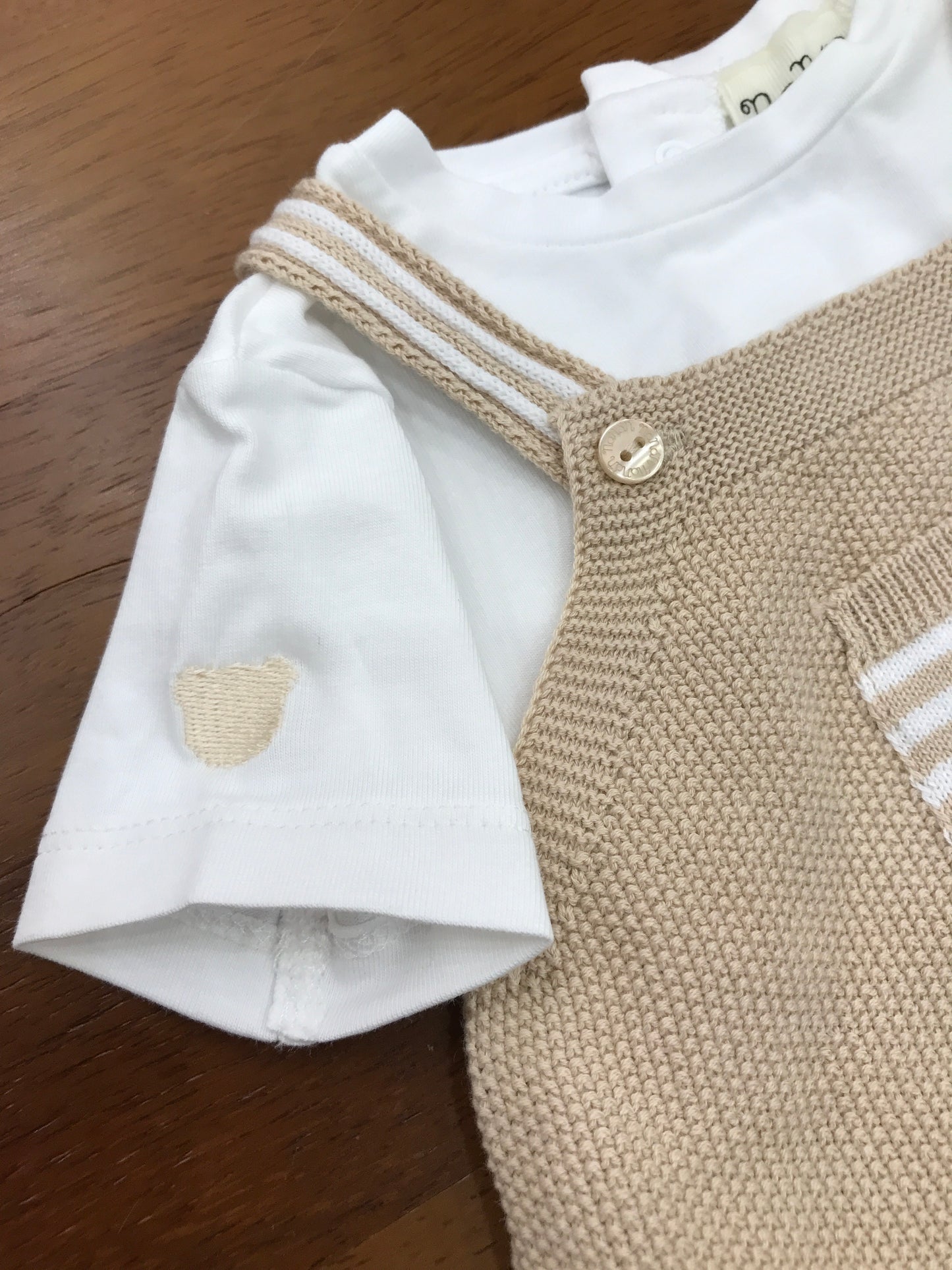Pagliaccetto Nanan in filo beige con dettagli bianchi con maglietta in cotone mezza manica