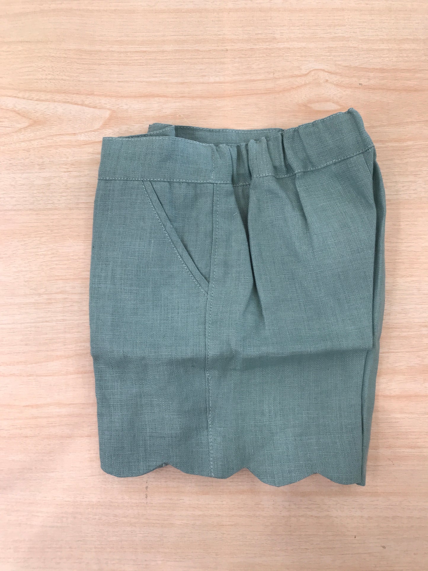 Pantalone Les Enfants de gisele in lino verde con tasche smerlato al bordo