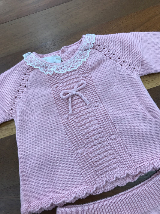 Completo PCS in filo rosa due pezzi con lavorazione sul davanti e al colletto applicato valancienne