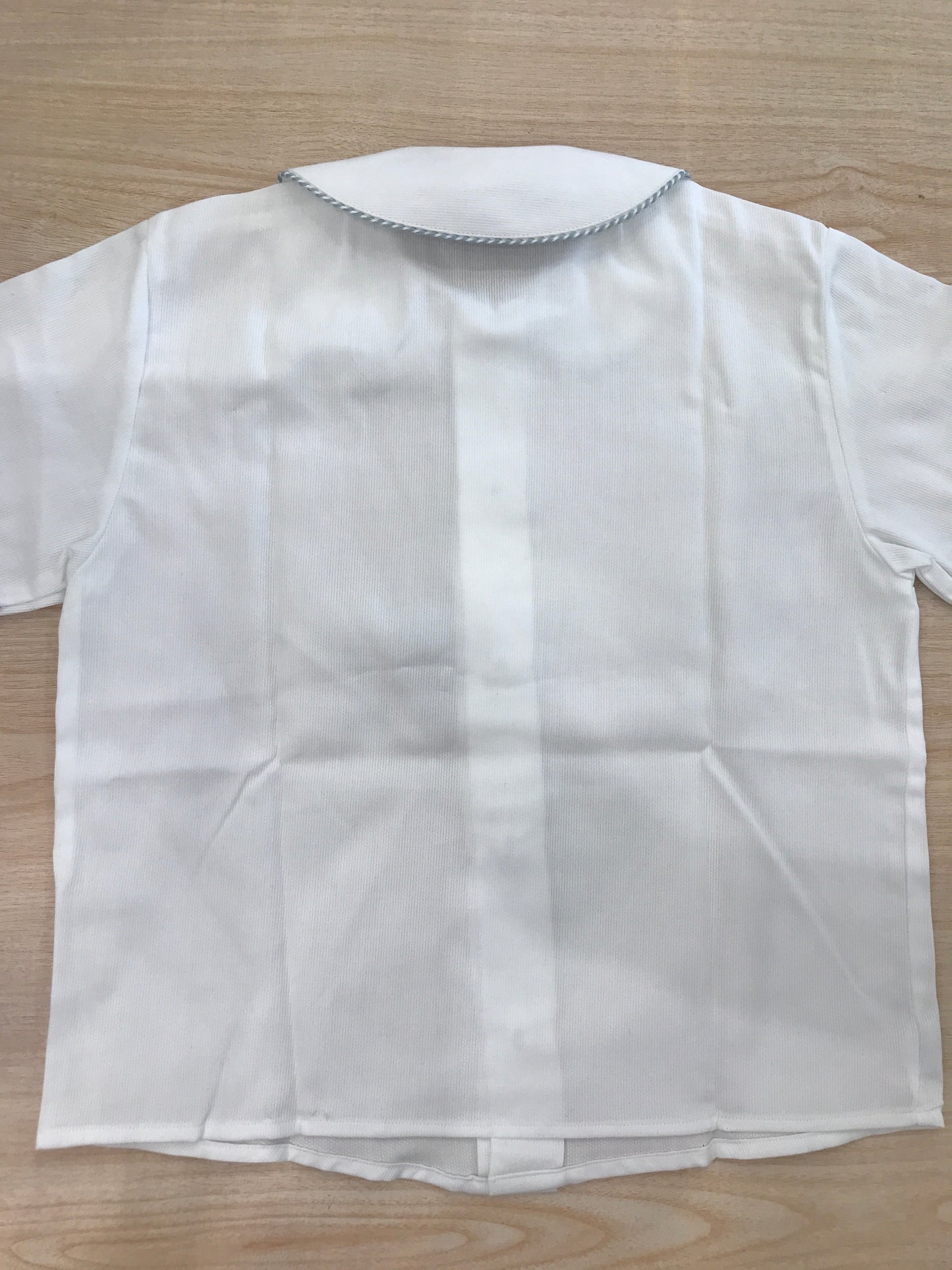 Camicia Duepunti in cotone mezza manica bianca con collo tondo rifinito con ricamo celeste