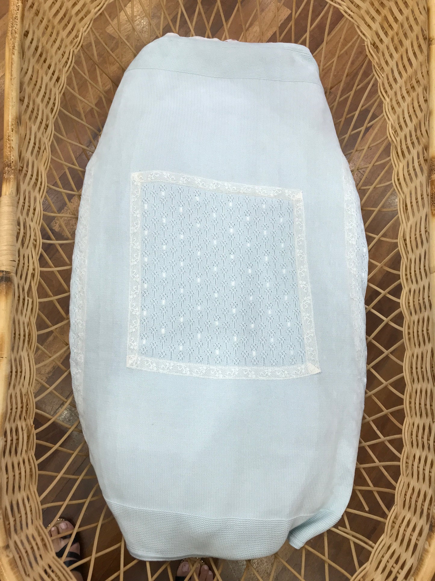 Coperta Bebè di Almy in filo celeste con rifiniture in pizzo ai bordi e al centro un riquadro