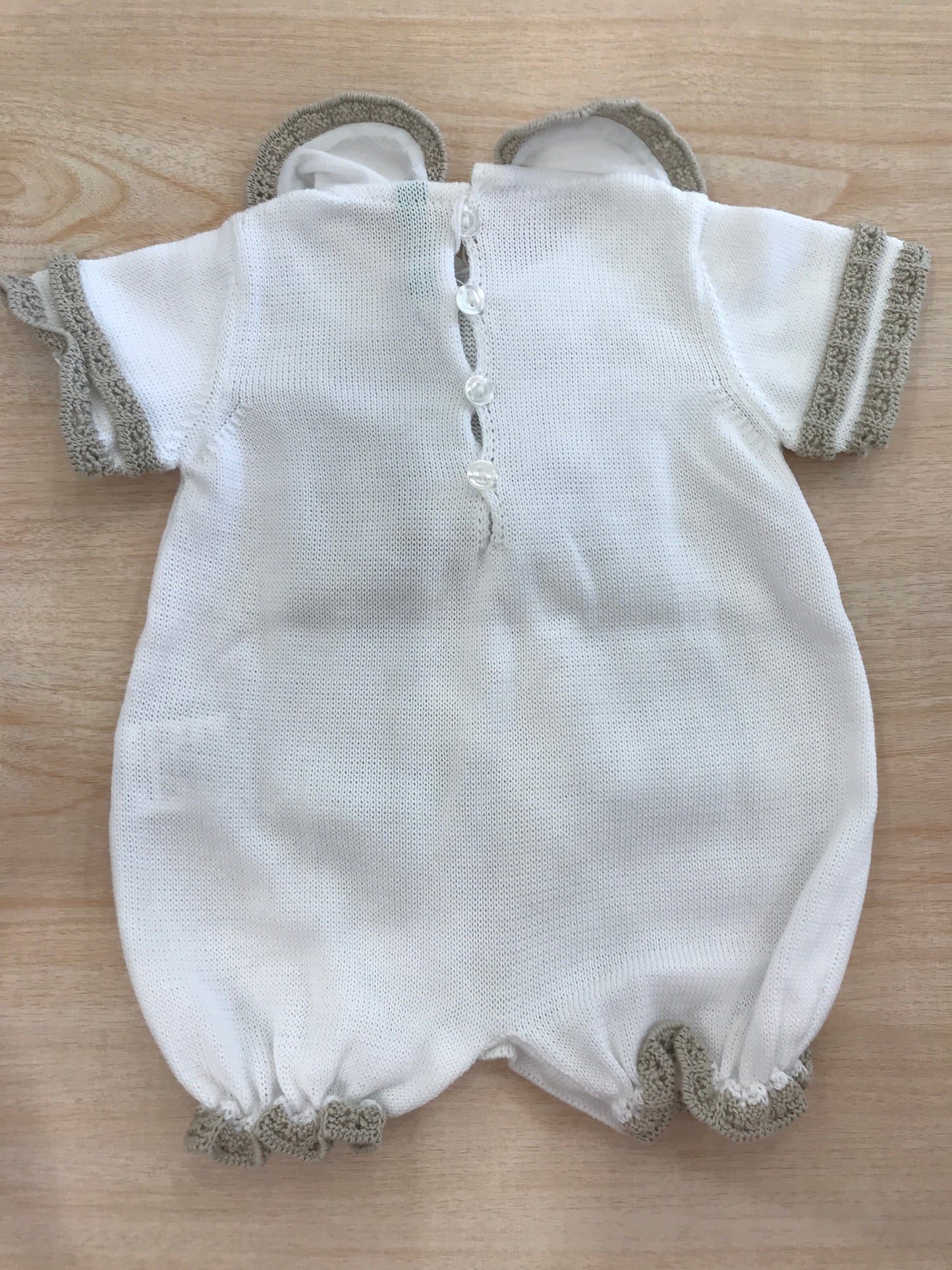 Pagliaccetto Bebè di Almy in filo bianco con rifiniture in tortora con fiocco centrale sul davanti