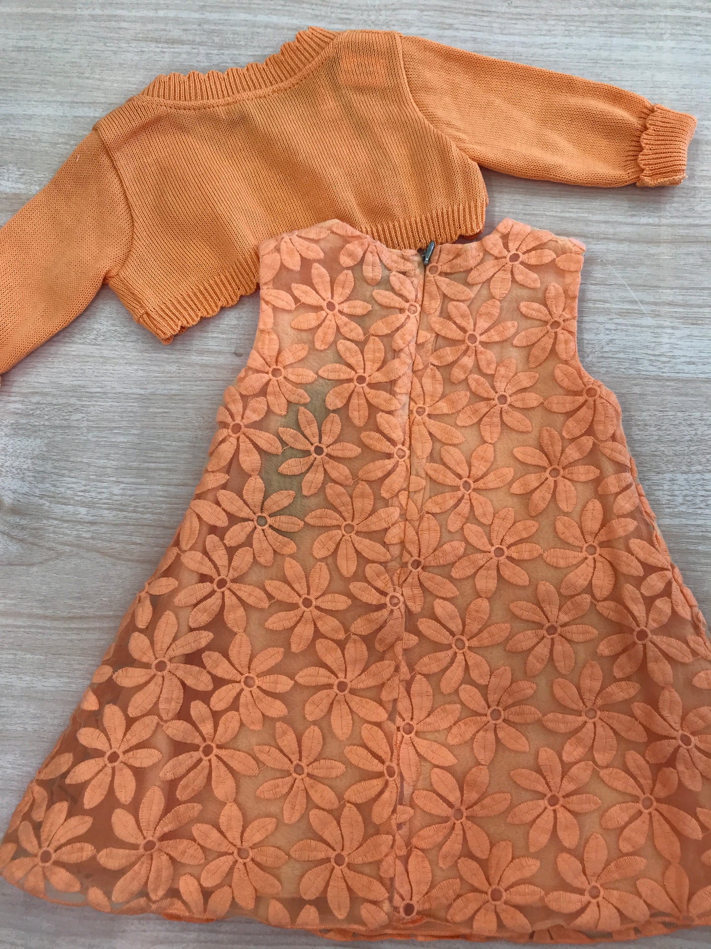 Abito Jo Milano smanicato arancione con fiori ricamati su tutt'esso con coprispalle smerlato