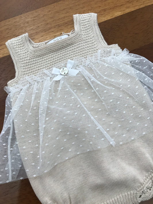 Pagliaccetto Paz Rodriguez in filo con spalla larga lavorazione in maglia con velo con pois e fiocchetto