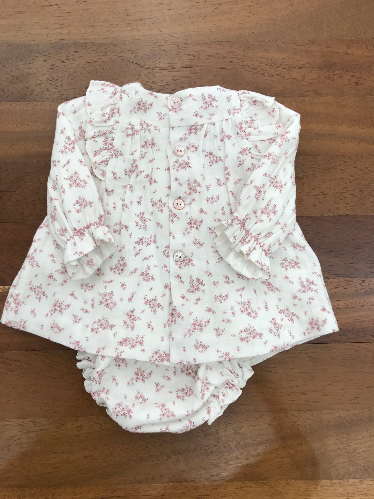 Abitino Paz Rodriguez caldo cotone manica lunga collo con punto smock rosa rivestito da fiori rosa, con gonna ampia e culotte abbinata