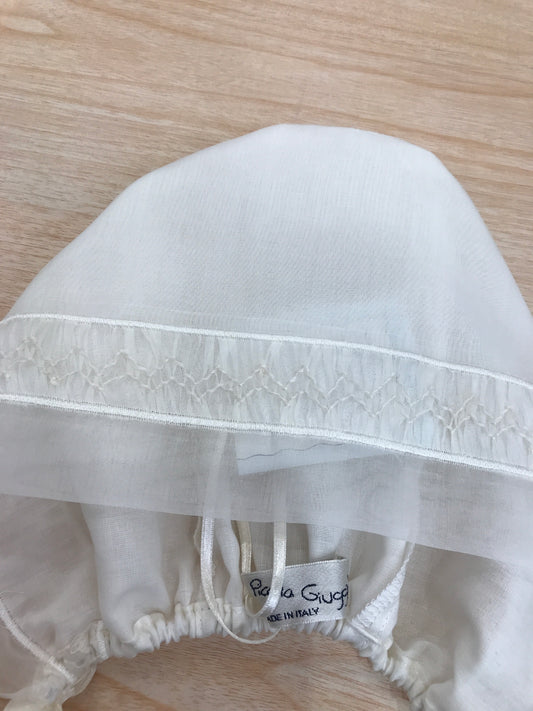 Cuffia Piccola Giuggiola in organza panna con lavorazione di punto smock sul davanti