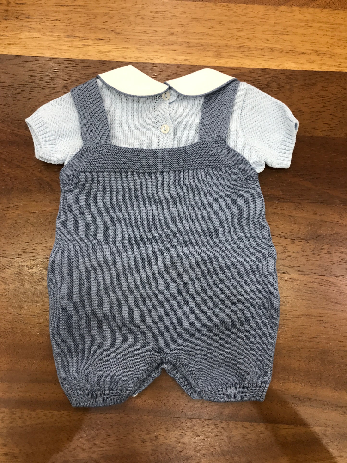 Completo Baby Lord salopette avio con bretelle con nuvolette con t-shirt celeste mezza manica con collo tondo bianco